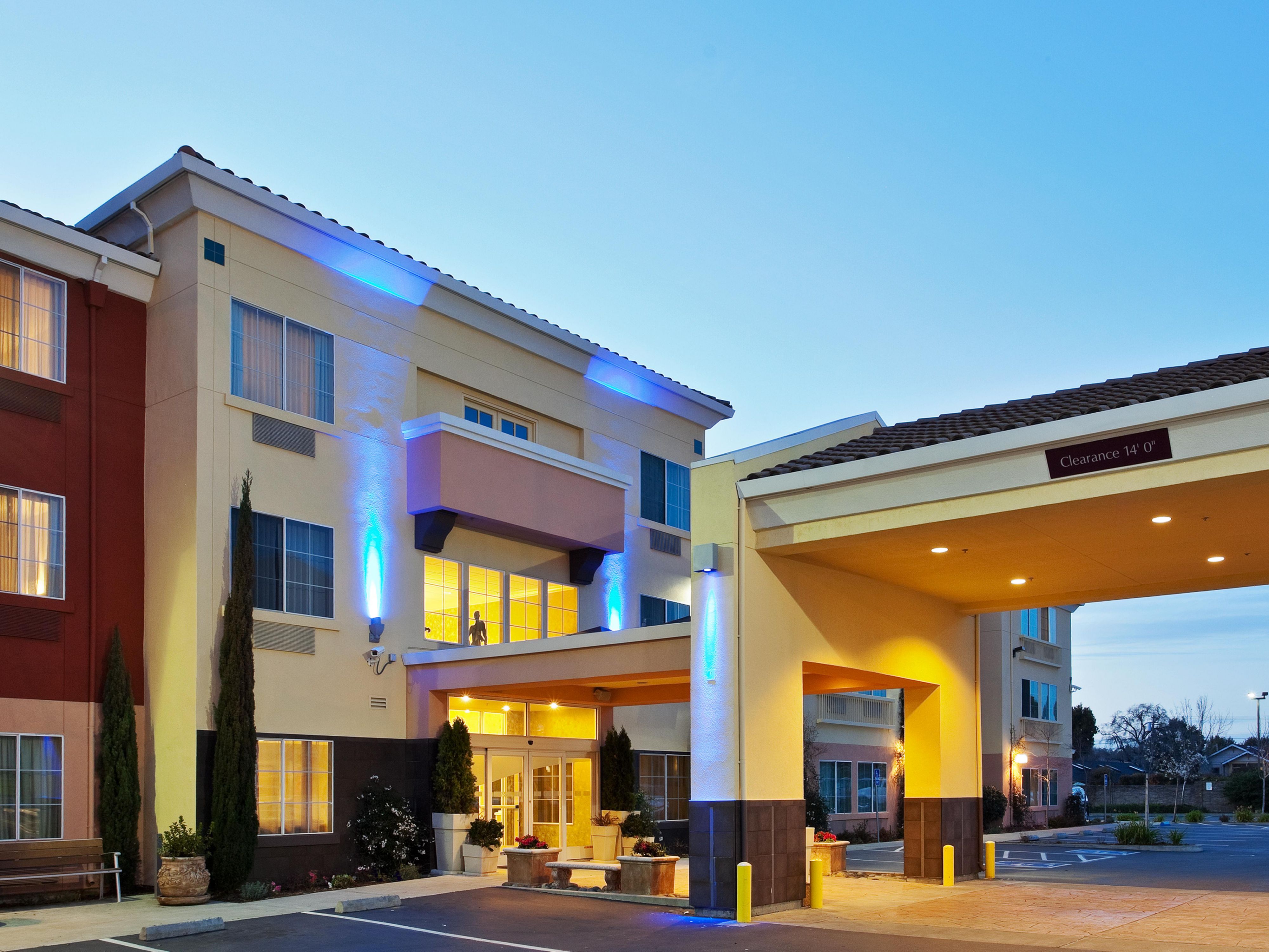 Located 2 miles from Berkeley's Greek Theater, we are an ideal location for your cultural visits.