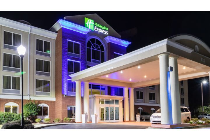 Holiday Inn Express & Suites Birmingham-Irond