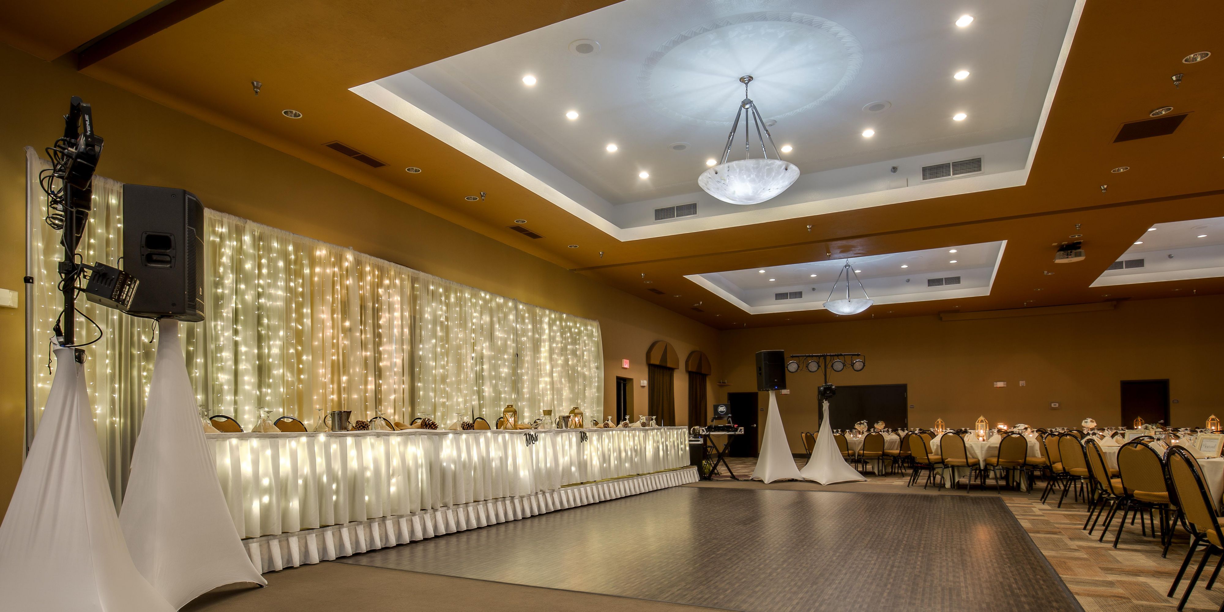 Plan your next big event in our 5200 sq. foot space.  Enough room for up to 400 guests with a flexible catering menu and full bar.  We have an onsite event coordinator who will assist you with all event center options.  So plan your next event/meeting where you are just mere steps away from your cozy hotel room.