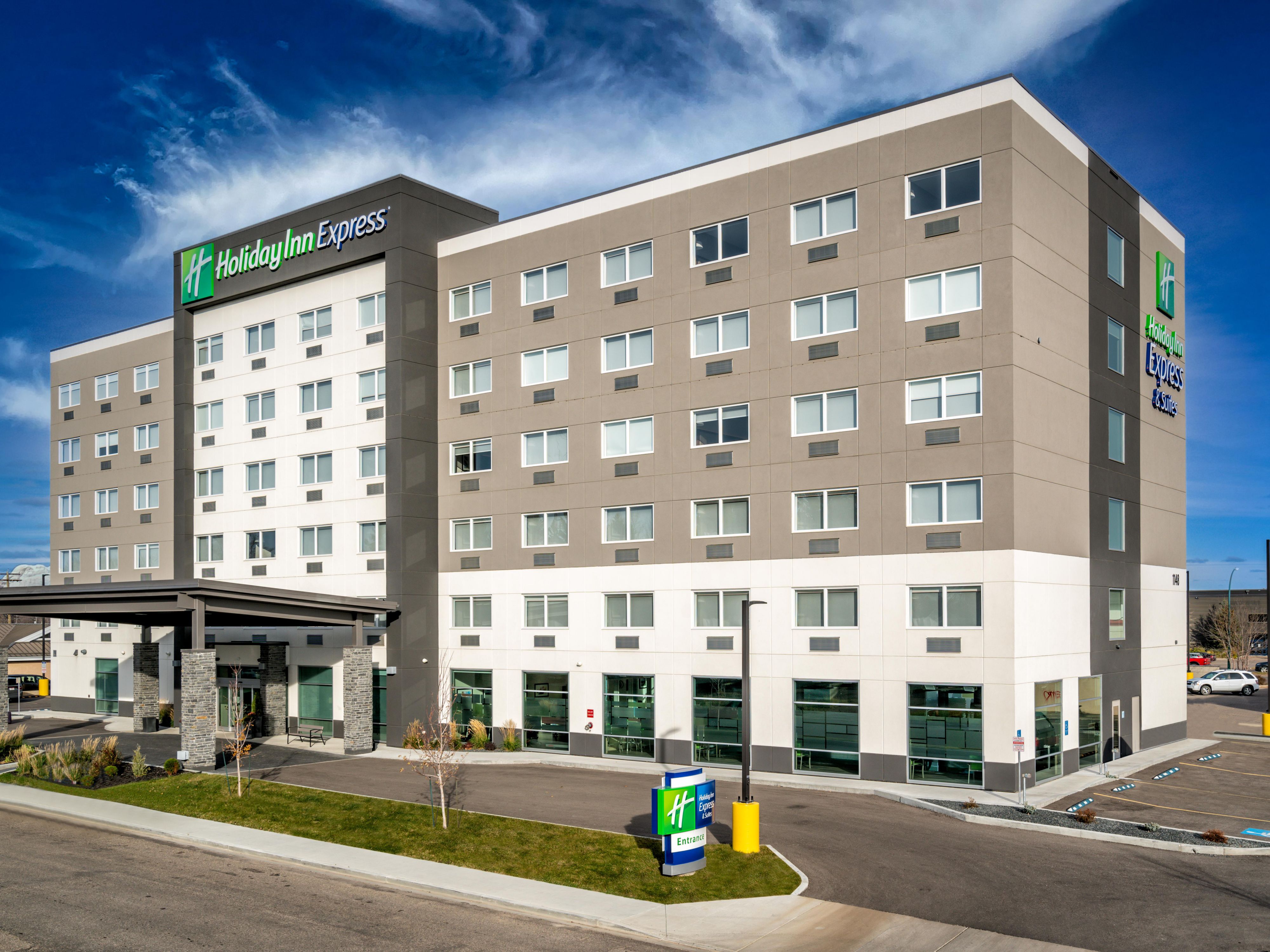 Our hotel is conveniently located in the centre of Brandon’s commercial district, right across the street from the dynamic Keystone Centre and minutes from prestigious Brandon University. A plethora of dining options and cultural staples abound in every direction, making our hotel the perfect choice for your travel needs!