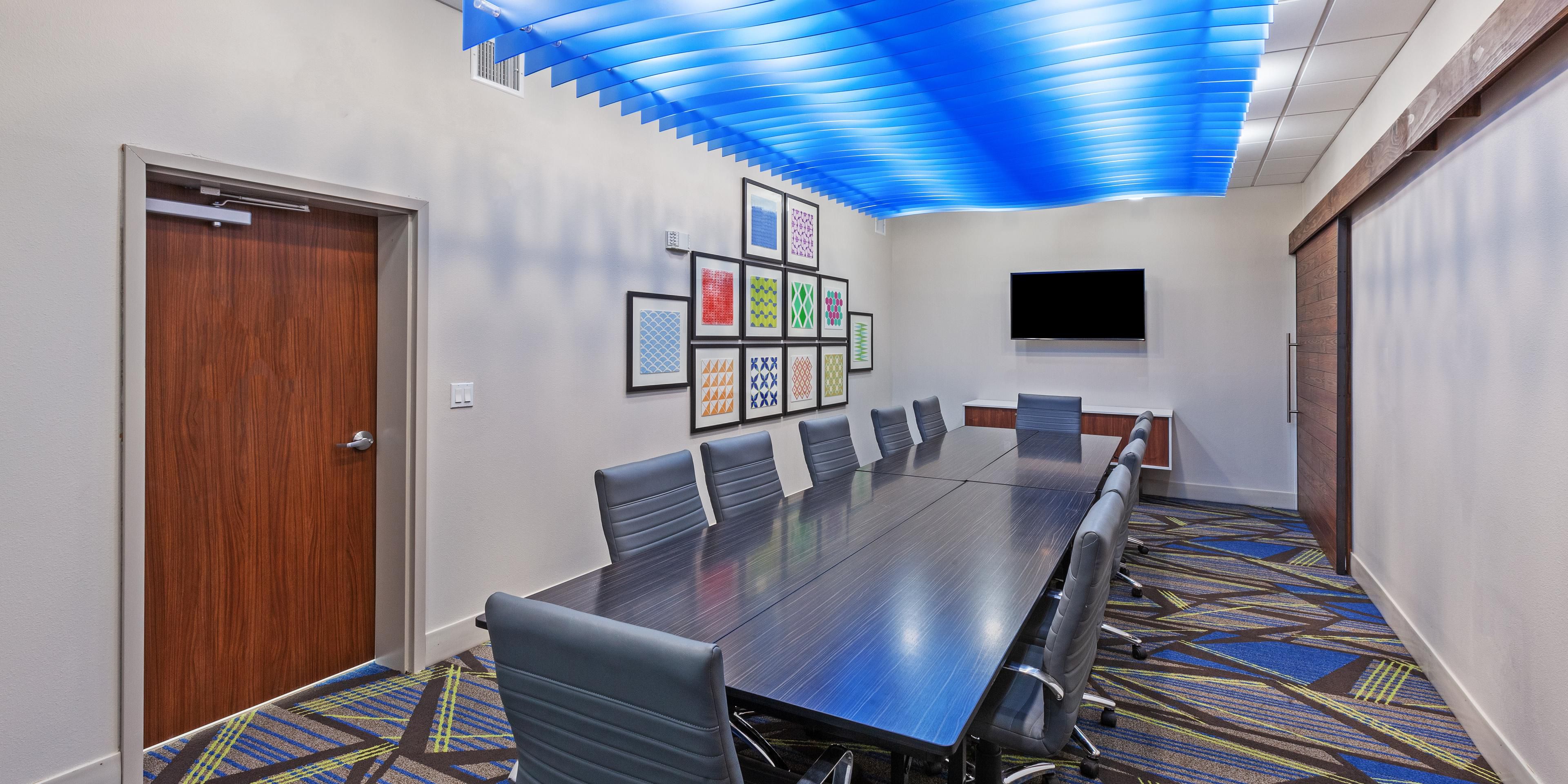 Small meetings play a vital role in the success of many organizations. Are you planning a small corporate meeting, board retreat, or brainstorming session? Our flexible meeting space is sure to lead to big ideas! Whether you're a group of 15 or 25, we can help! Our Team is dedicated to making your meeting a huge success! 
