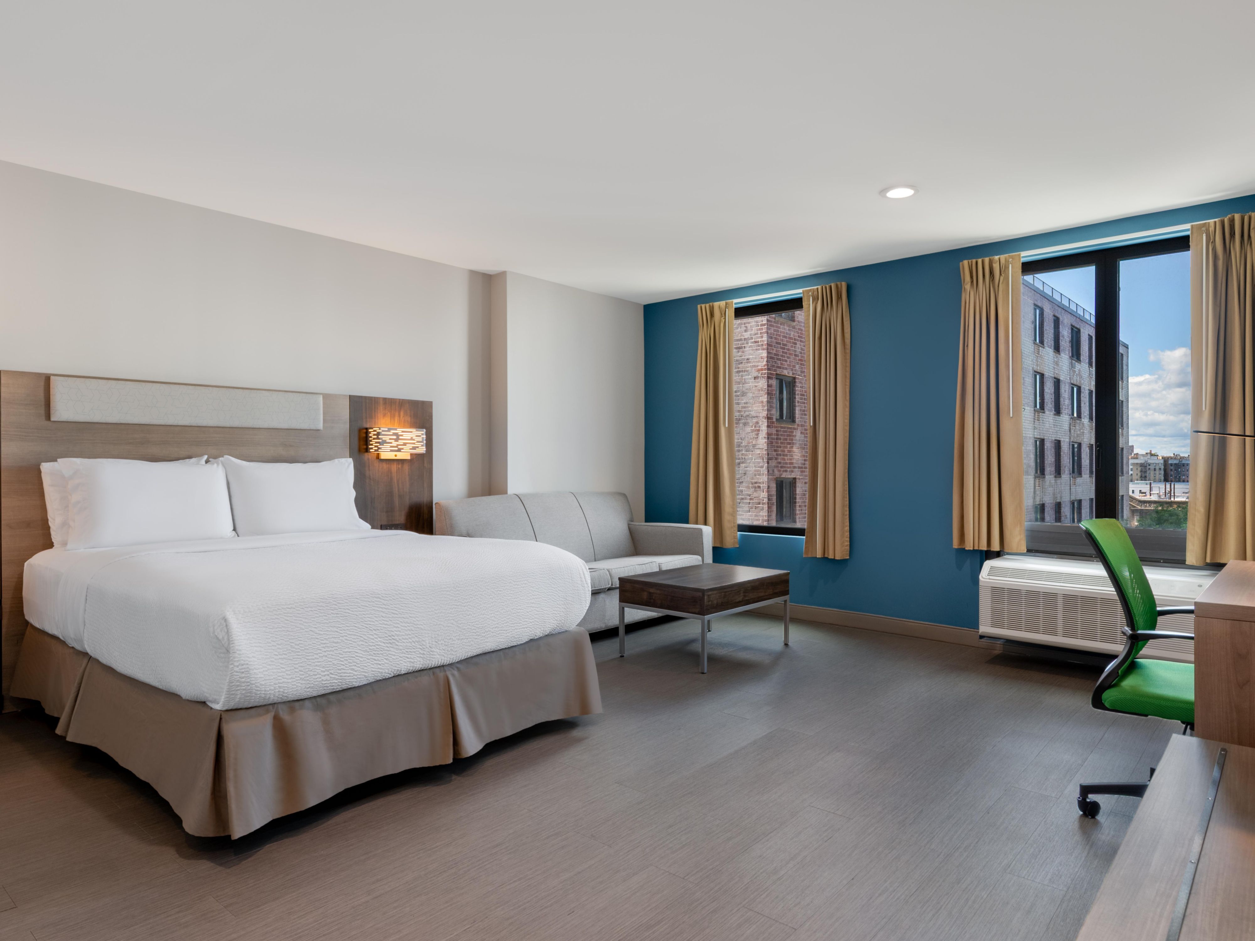 Guest room 1 queen suite