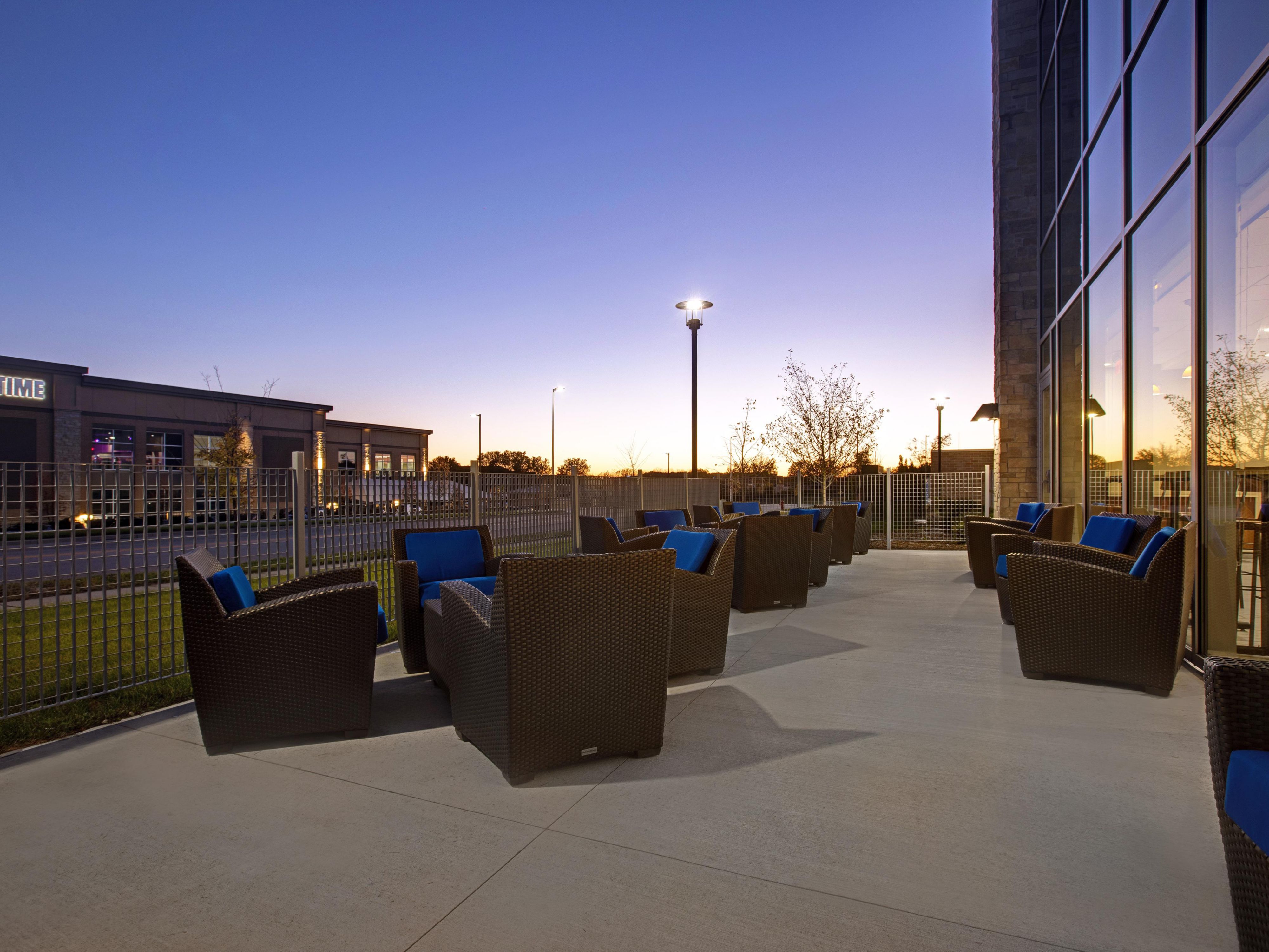 長い1日の終わりには、チェックアウト パティオ シーティングエリアをご覧ください。 