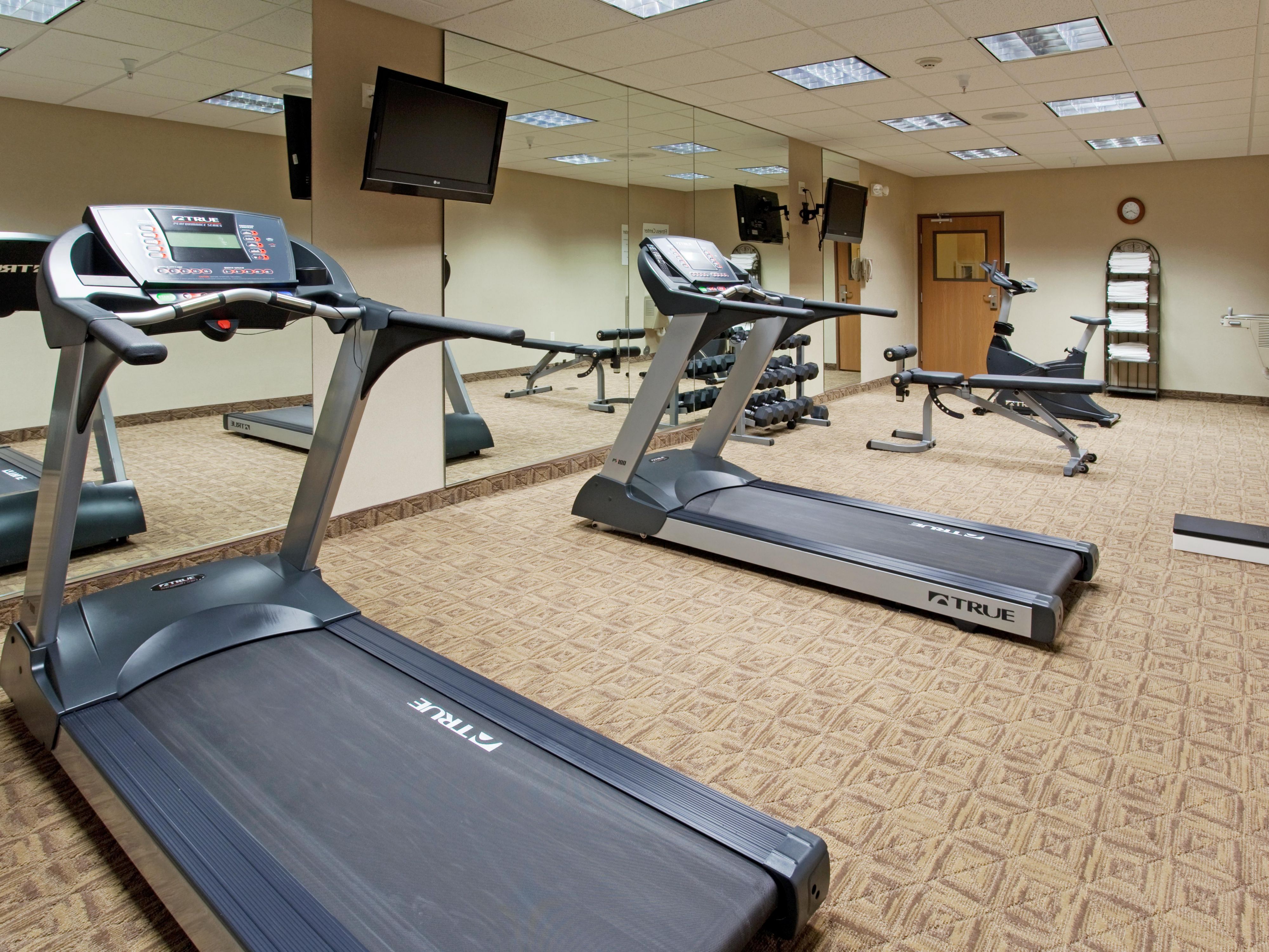 kommen Sie in unserem kostenlosen, voll ausgestatteten Fitnesscenter ins Schwitzen.