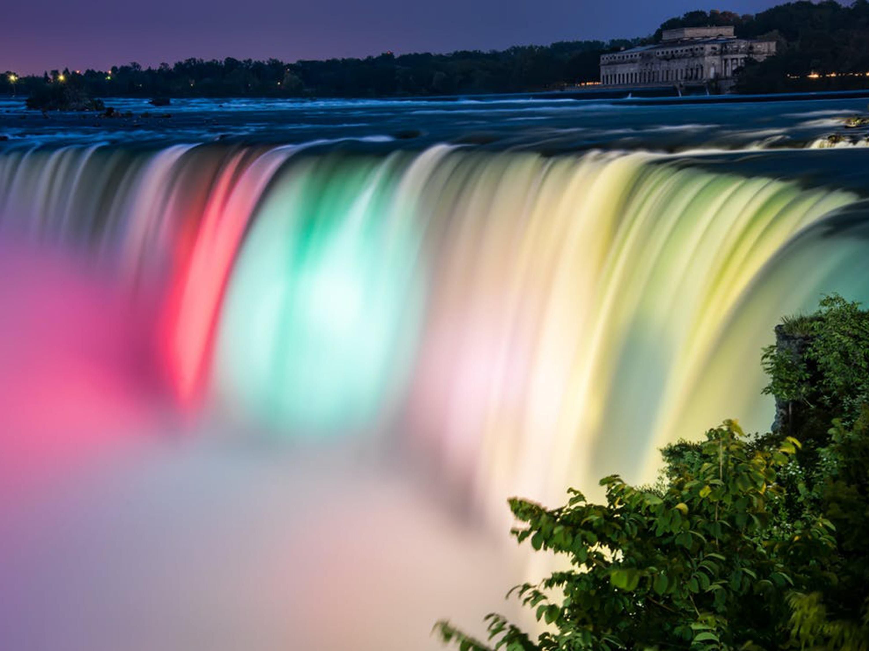 We are a short distance to one of the "Wonders of the World" Niagara Falls NY USA, Fashion Outlet Mall of Niagara Falls USA and minutes from downtown Buffalo