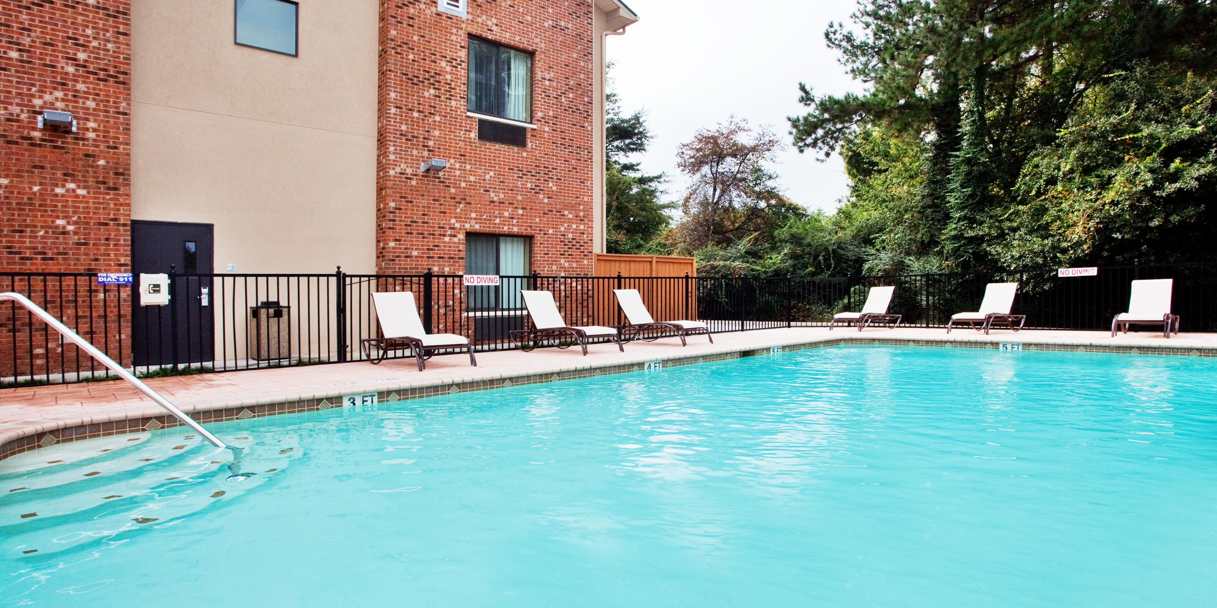 Take a dip in our outdoor swimming pool, which is open for your enjoyment from daily. 