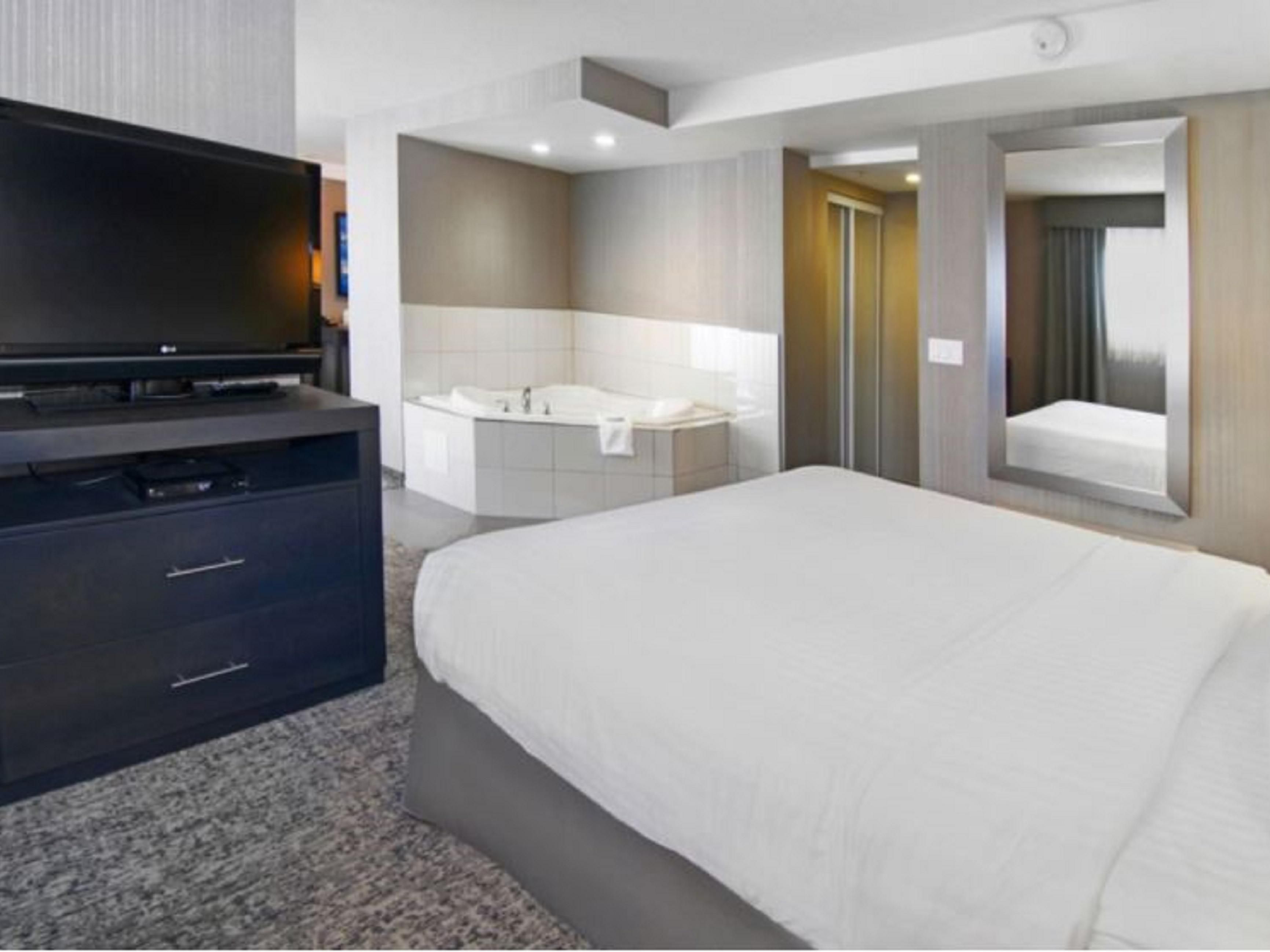 Spoil yourself on your next stay by reserving one our Whirlpool Suites.  This room features an in-room jetted tub, king bed and private balcony. Time to recharge and relax.