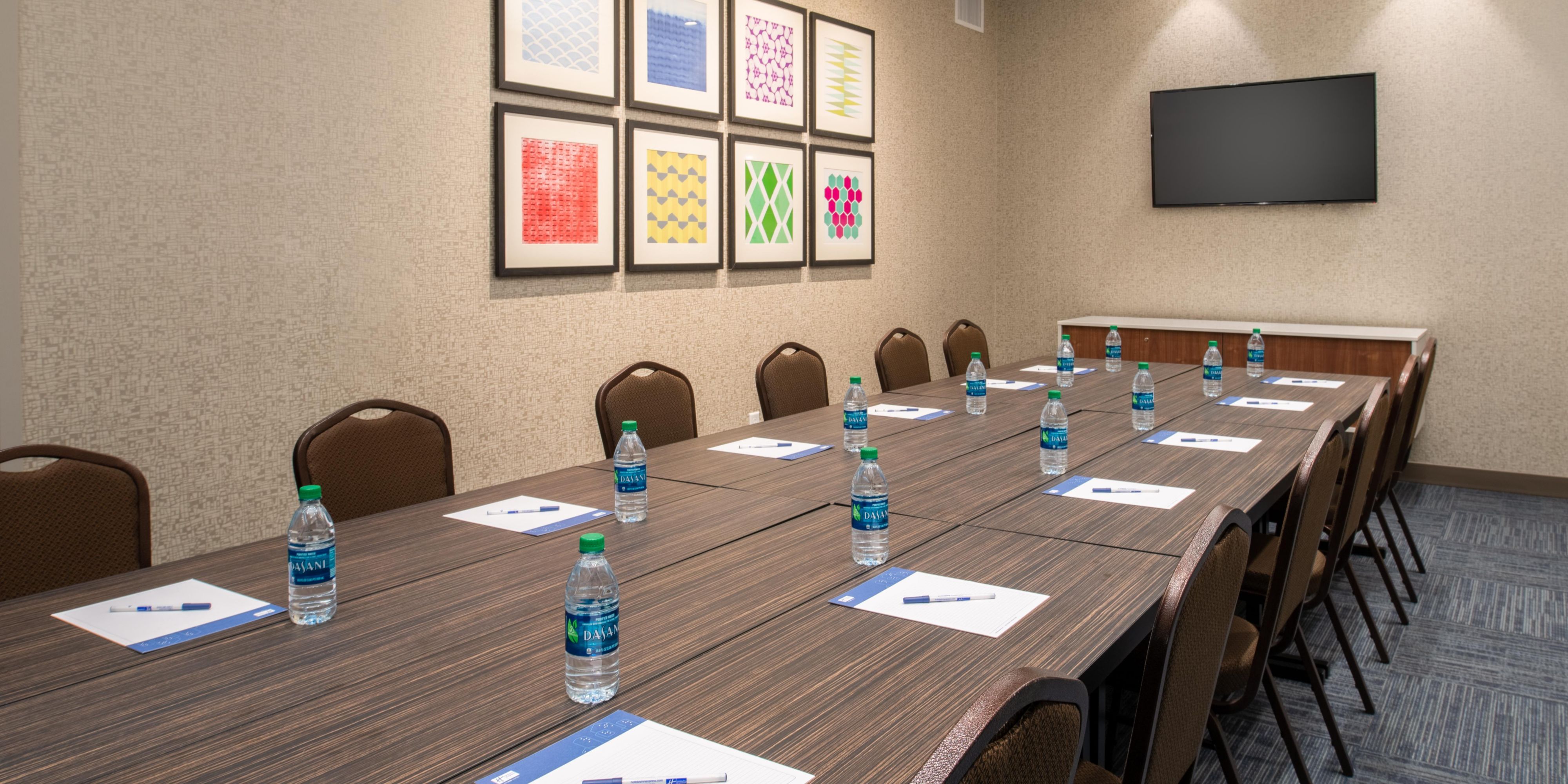 Planning a corporate board meeting? Need to schedule some interviews or a job fair? We have the perfect venue at the Holiday Inn Express Camas - Vancouver! Schedule our meeting room for your next team meeting!