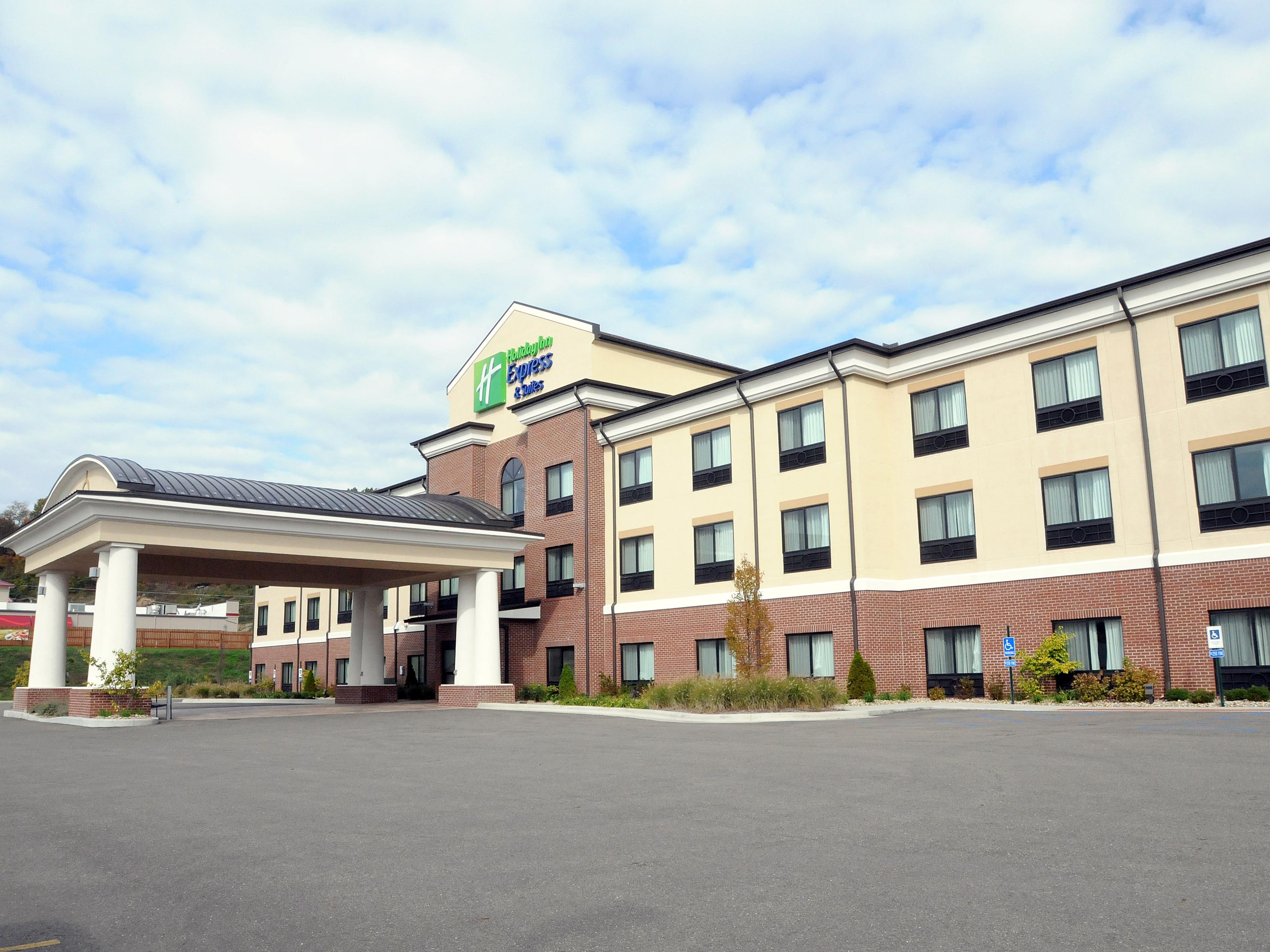 Looking for hotels in Cambridge, Ohio with indoor pools to relax after a day of exploring? Whether you're visiting historic downtown, Salt Fork State Park, or traveling along I-70, enjoy comfort and value with a complimentary Cambridge hotel breakfast, a refreshing swim, and the ease of our Cambridge hotel's free parking.