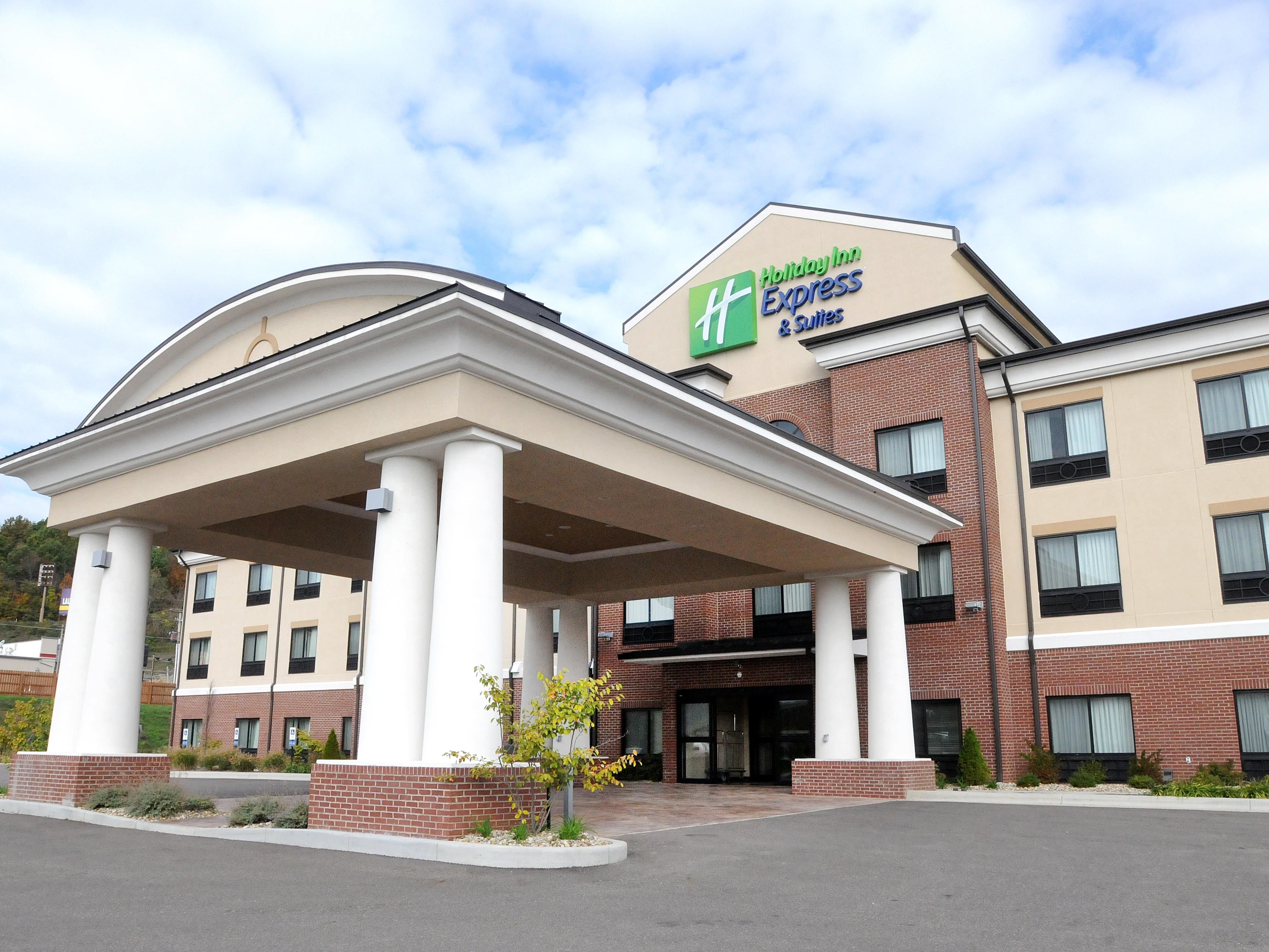  Holiday Inn Express & Suites – Cambridge offers free parking for all guests, making your stay hassle-free. Enjoy the convenience of complimentary self parking right at the hotel, so you can explore the area without worrying about finding a spot or extra fees.