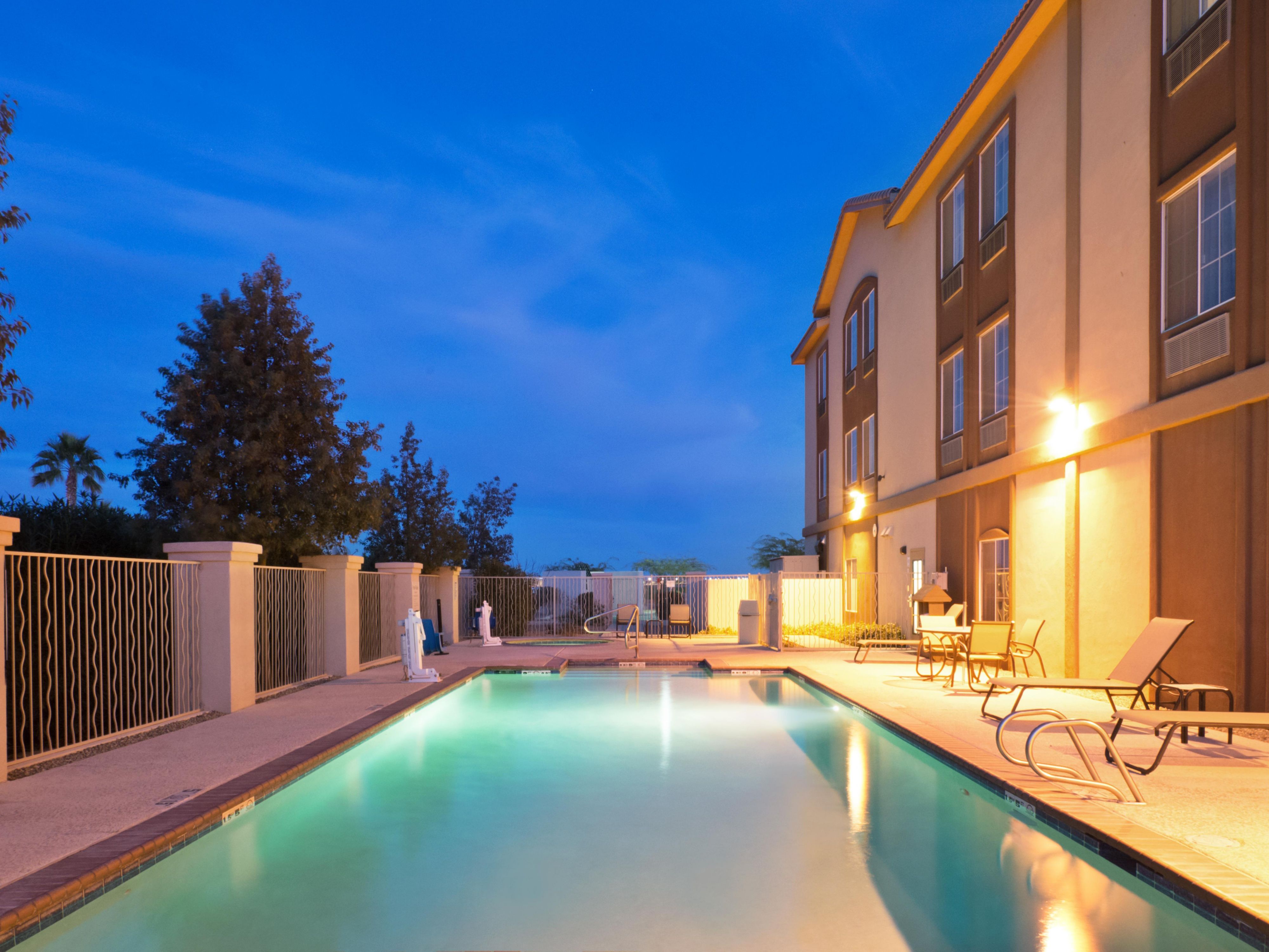 Ya sea que energice su día en nuestro gimnasio recientemente renovado o se relaje con un chapuzón en nuestra piscina exterior, las amenidades modernas lo esperan a cada paso. Comience su mañana con nuestro DESAYUNO EXPRESS START™ buffet gratuito, manténgase conectado con wifi incluido, y disfrute de un cómodo acceso al estacionamiento en el lugar para una estancia perfecta en nuestro hotel que admite mascotas.