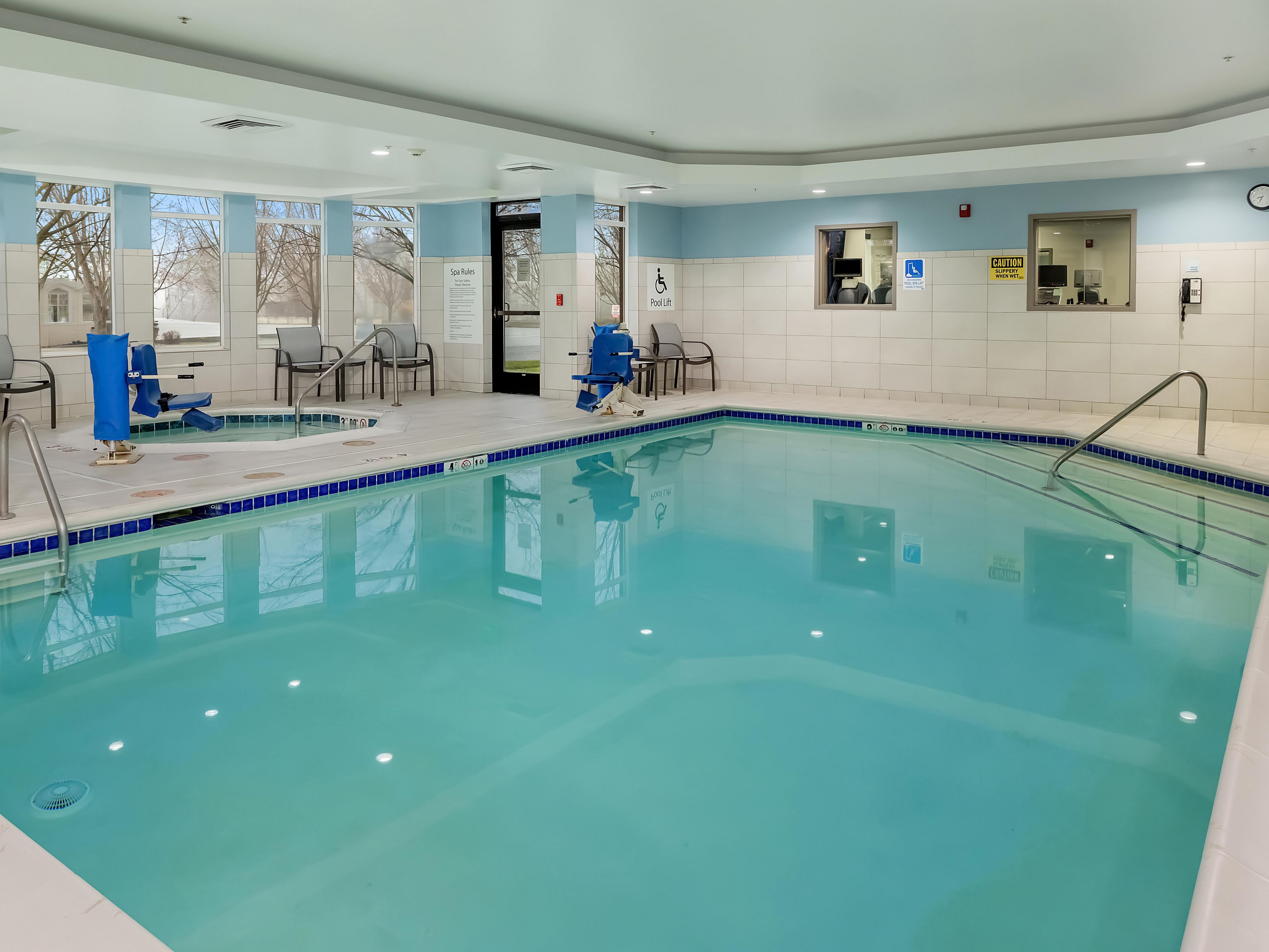 Take a dip in our Medford-Central Point hotel pool