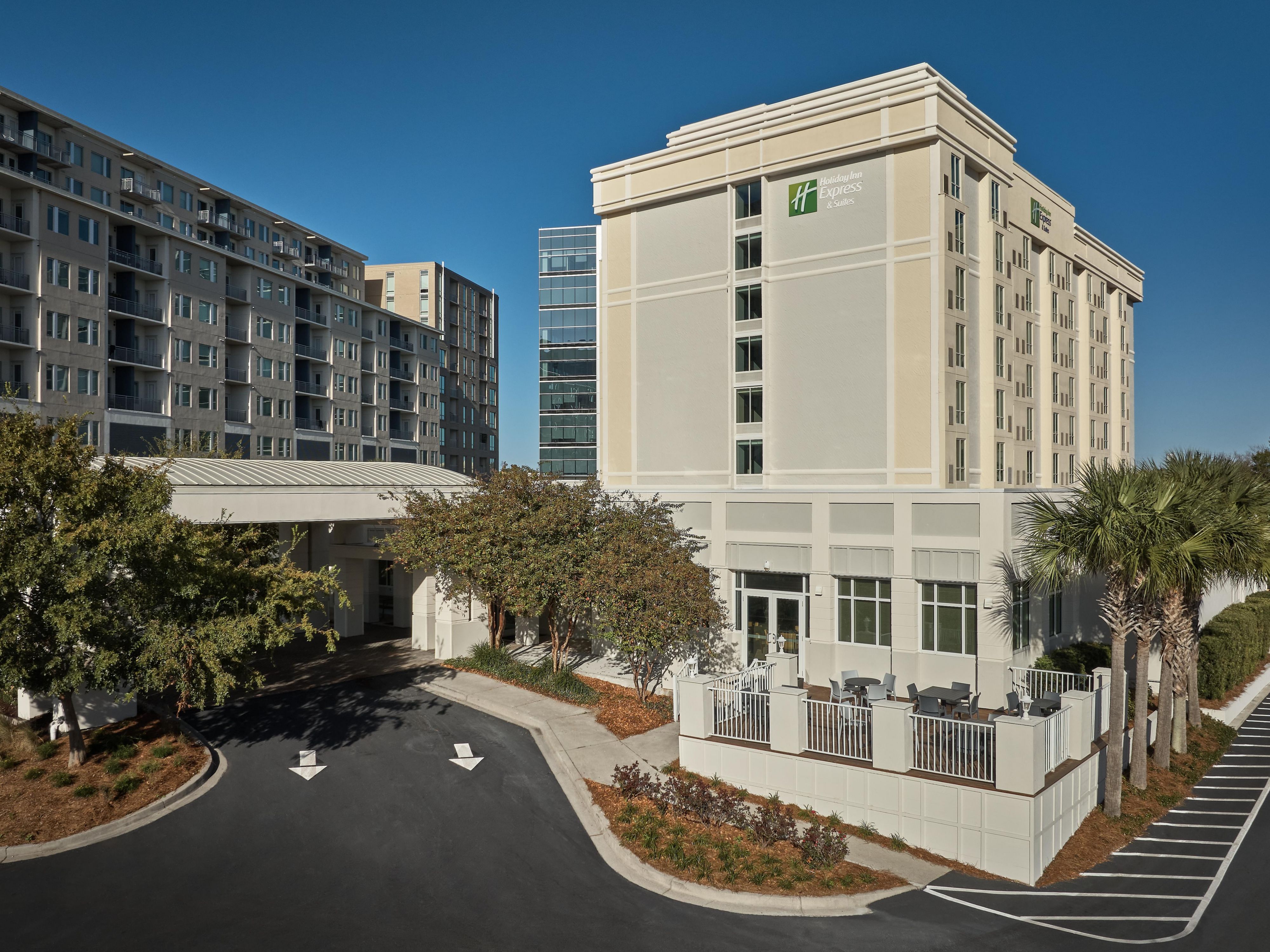 Holiday Inn Express & Suites Charleston Dwtn – WestEdge puts you right by the Medical University of South Carolina and the surrounding medical district- ideal for patient visits, appointments, rotations, and campus tours. Whether you’re here for care, academics, or meetings, our WestEdge location makes getting to MUSC simple and stress-free.