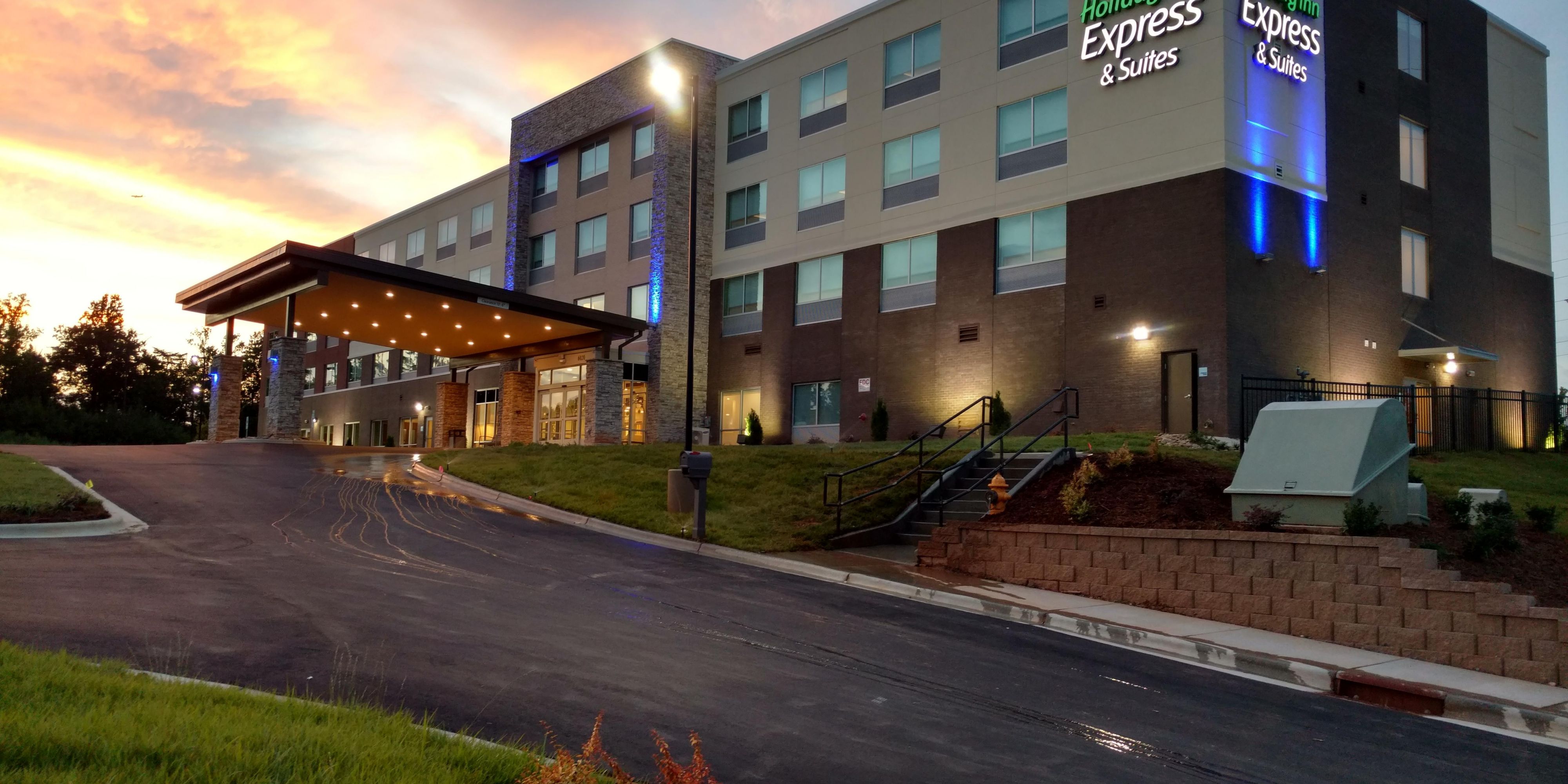 Holiday Inn Express And Suites Charlotte 5068498558 2x1?size=700,0