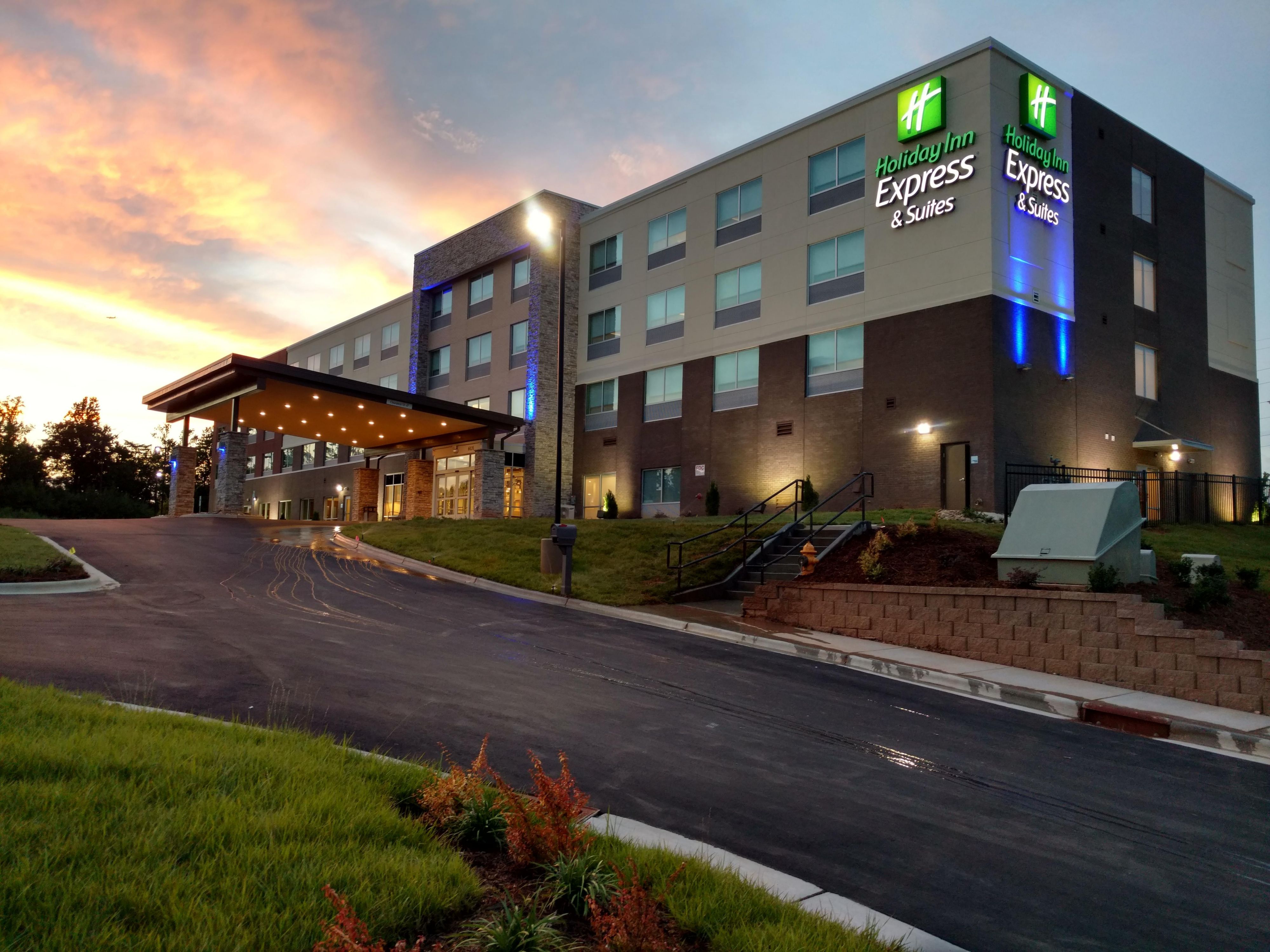 Holiday Inn Express & Suites Charlotte NE - University Area Hotel by IHG