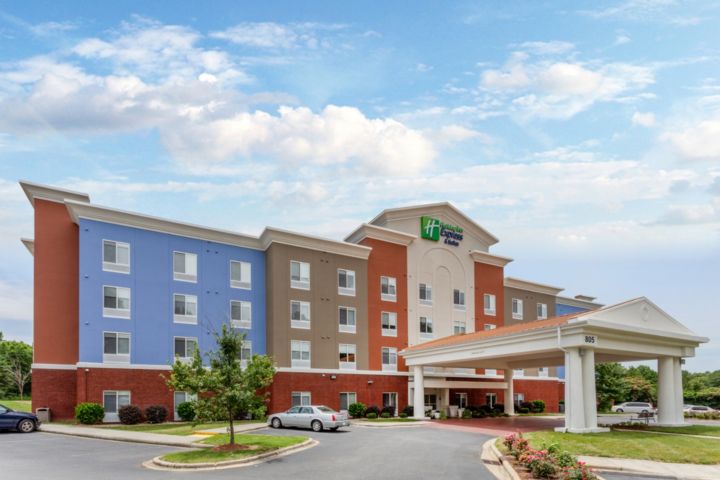 Holiday Inn Express & Suites Charlotte- Arrow