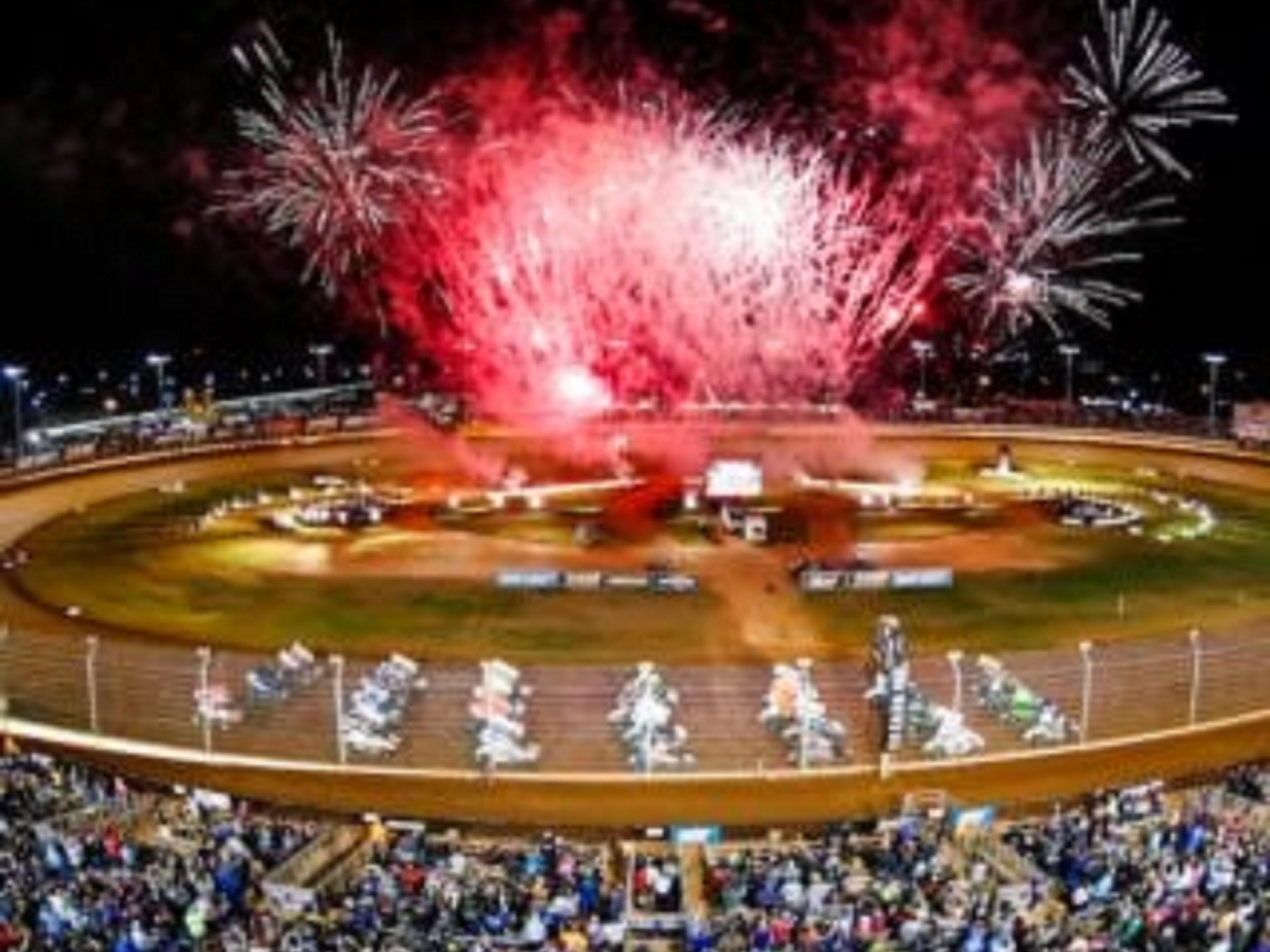 استمتع بتجربة نهائيات World of Outlaws العالمية في شارلوت موتور سبيدواي! الإقامة على بعد دقائق فقط من مسار الأوساخ في راحة وأناقة. احجز الآن للحصول على أسعار حصرية وكن جزءًا من الإثارة عالية الأوكتان طوال عطلة نهاية الأسبوع!