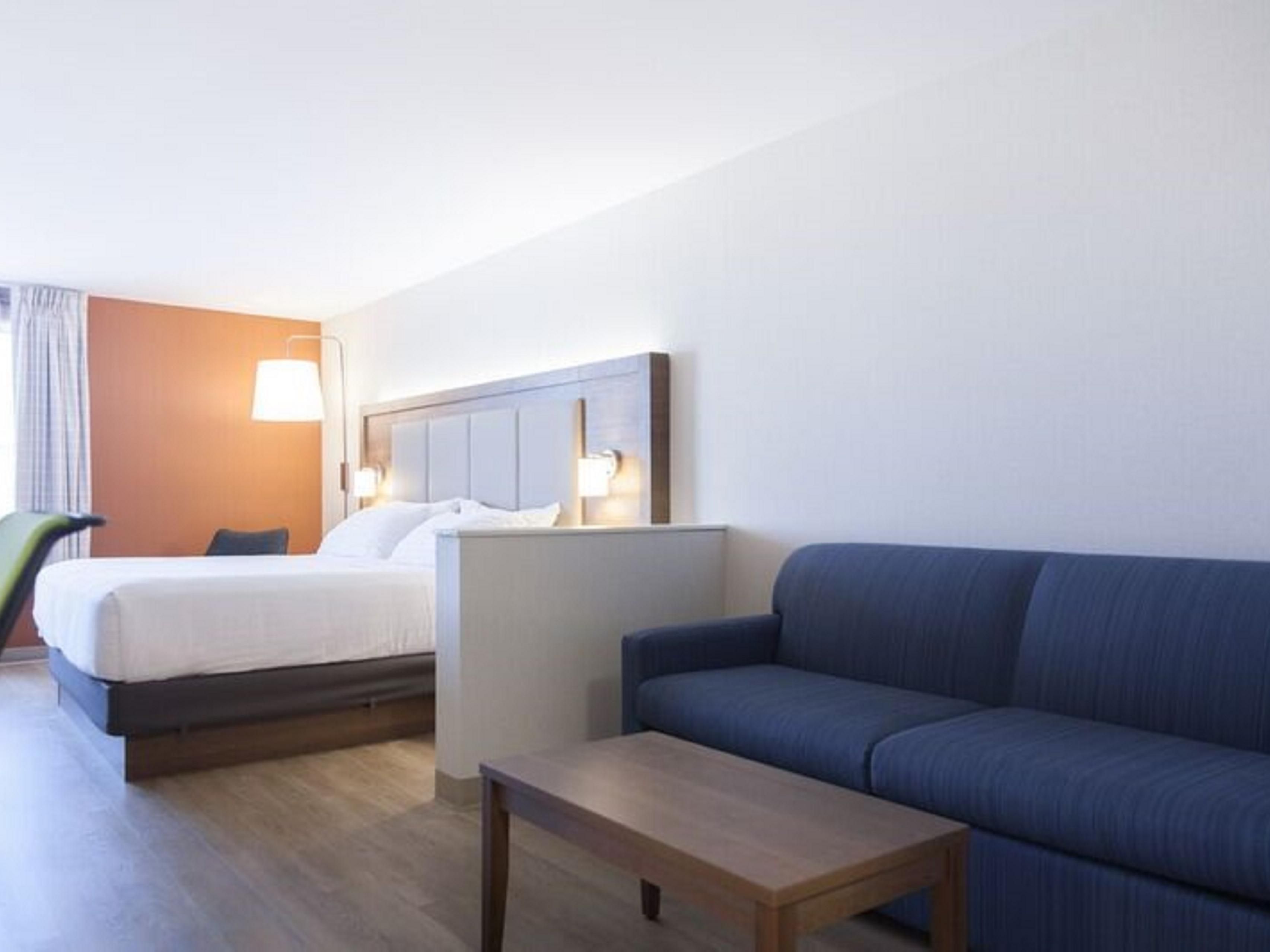 Spacious King Suite Includes Free WiFi, Breakfast and Parking
