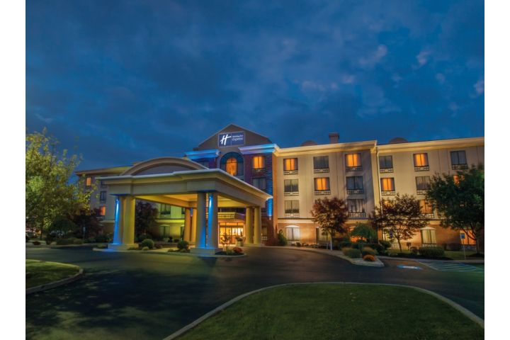 Holiday Inn Express & Suites Buffalo-Airport
