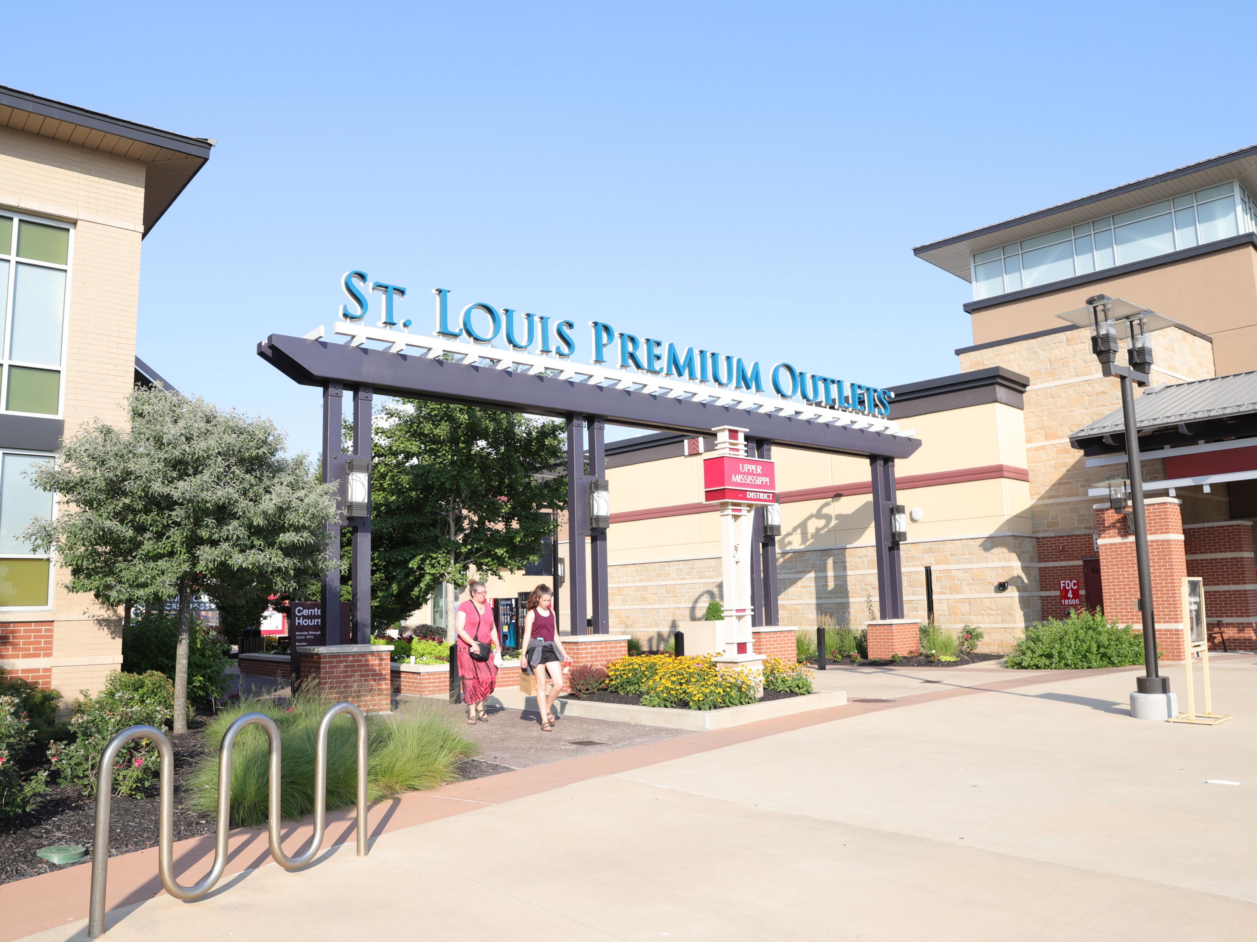 Temukan merek favorit Anda di St. Louis Premium Outlets di Chesterfield, MO. Berkendara singkat 7-menit dari hotel. Toko buka 11:00pagi - 8:00sore.