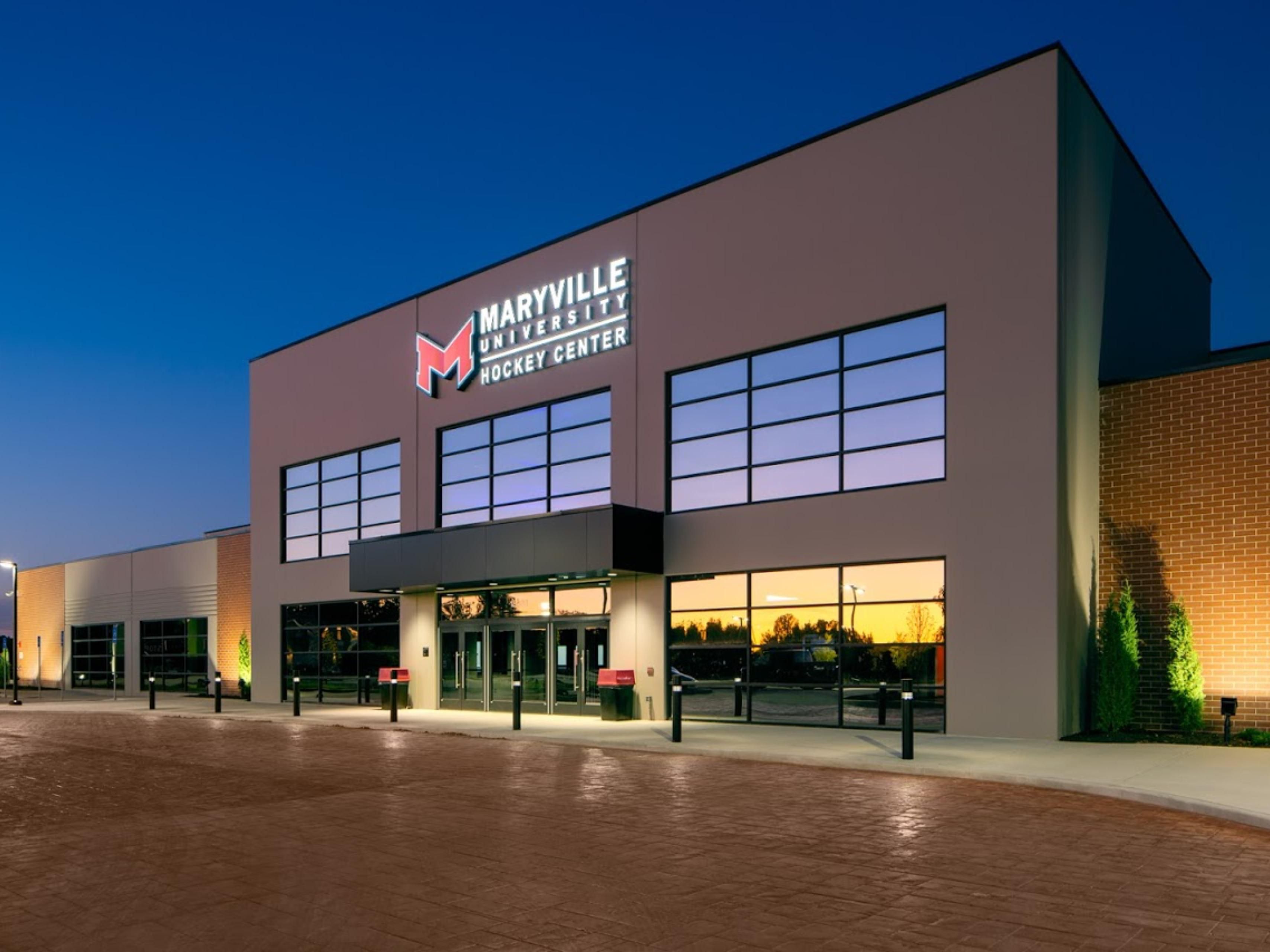 Pusat Hoki Universitas Maryville adalah fasilitas es dan multi-olahraga yang canggih di Chesterfield Valley. Fasilitas 84,000 kaki persegi memiliki dua gelanggang berukuran NHL, tempat duduk untuk sekitar 2,000 penonton. Menawarkan kamp musim panas hoki, pelajaran, dan waktu es publik. Dan itu adalah sebuah perjalanan singkat dari Holiday Inn Express Chesterfield.