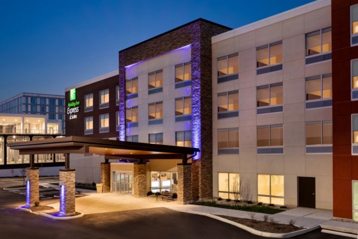 Holiday Inn Express & Suites Cincinnati NE