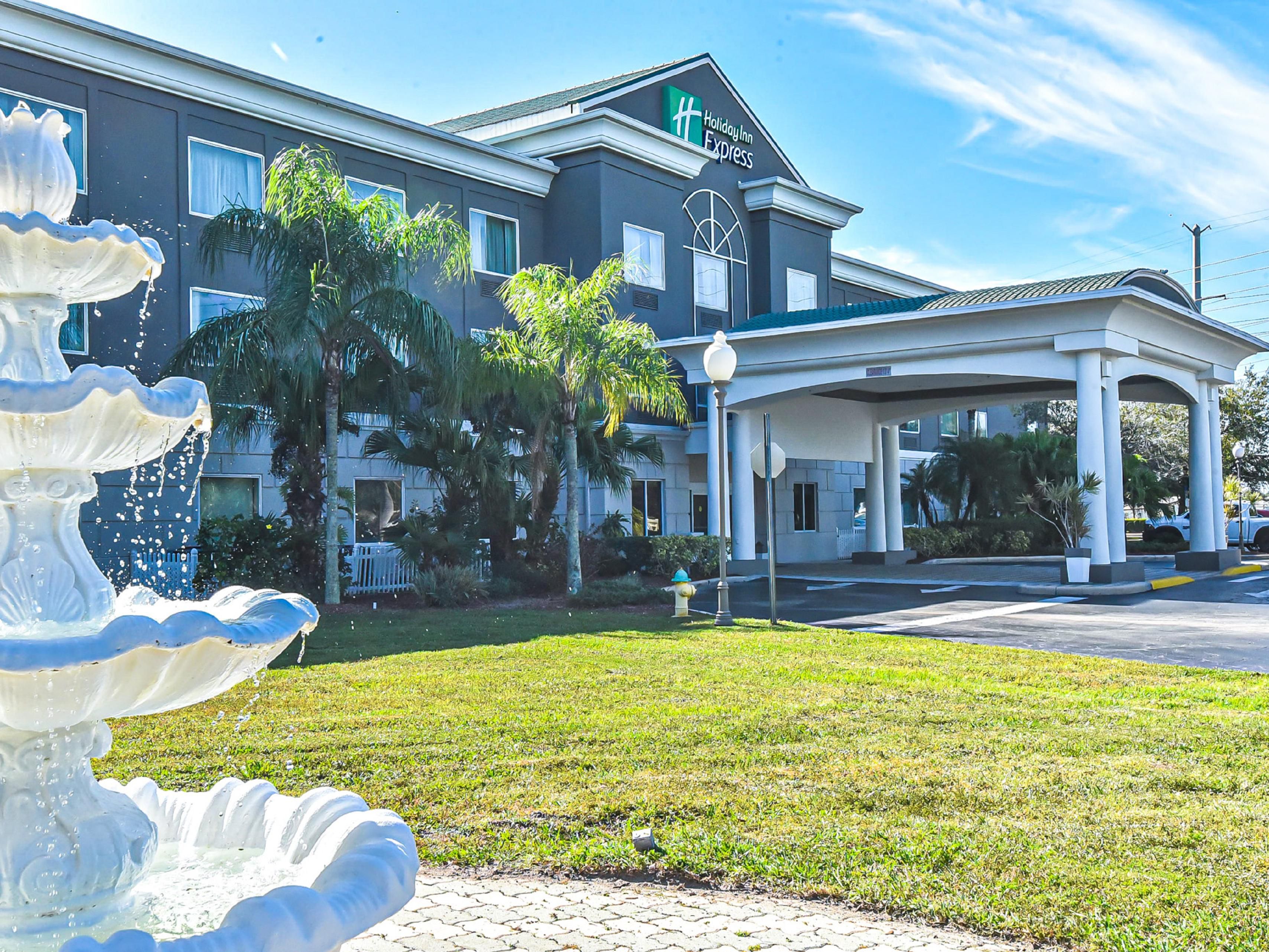 Tropical touches will greet you at every turn at our Cocoa hotel.