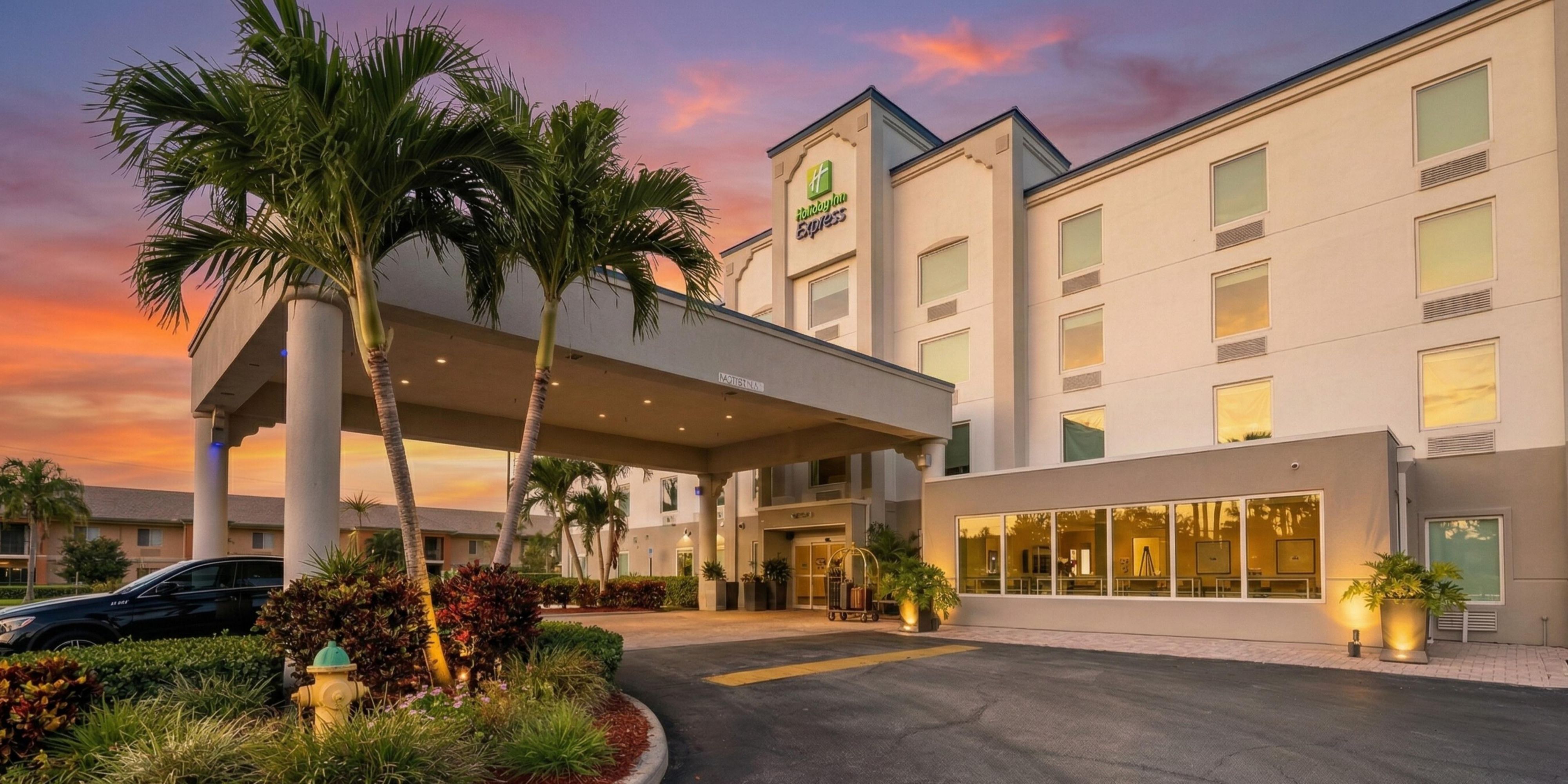 هوليداي إن إكسبريس آند سويتس كوكوا بيتش