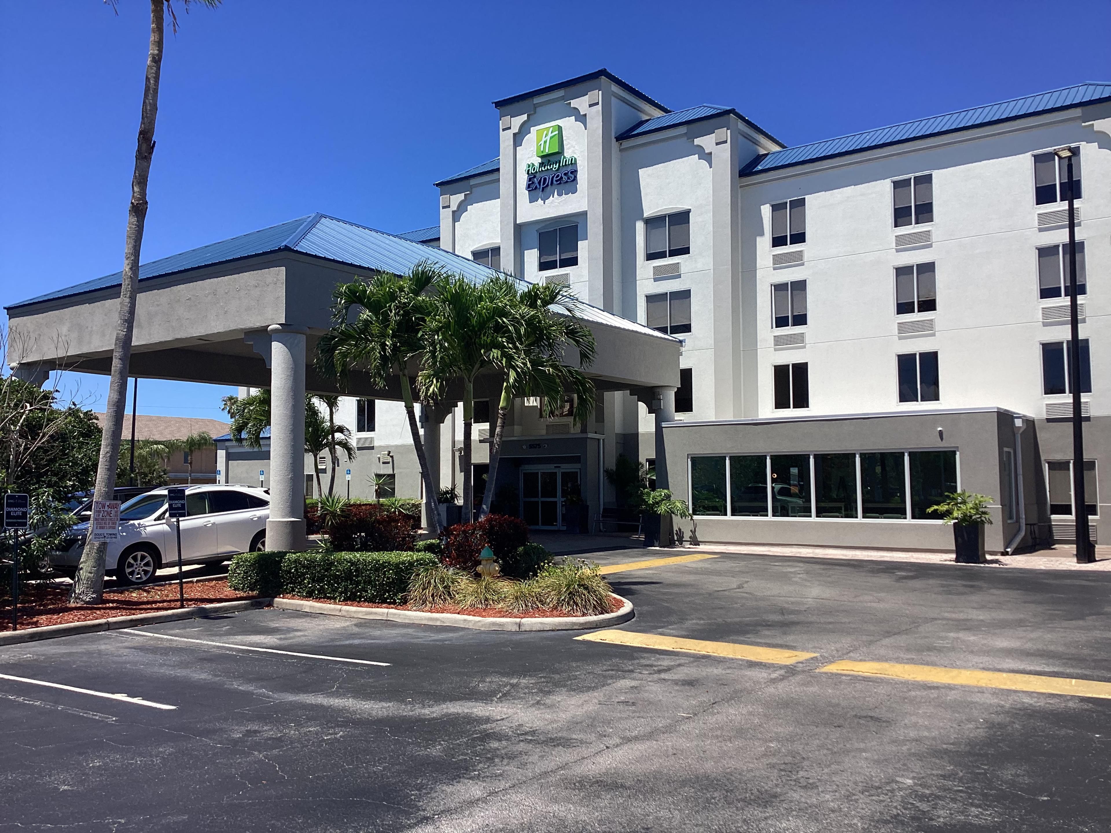 Cocoa Beach Hotel near Cape Canaveral | Holiday Inn Express & Suites Cocoa  Beach