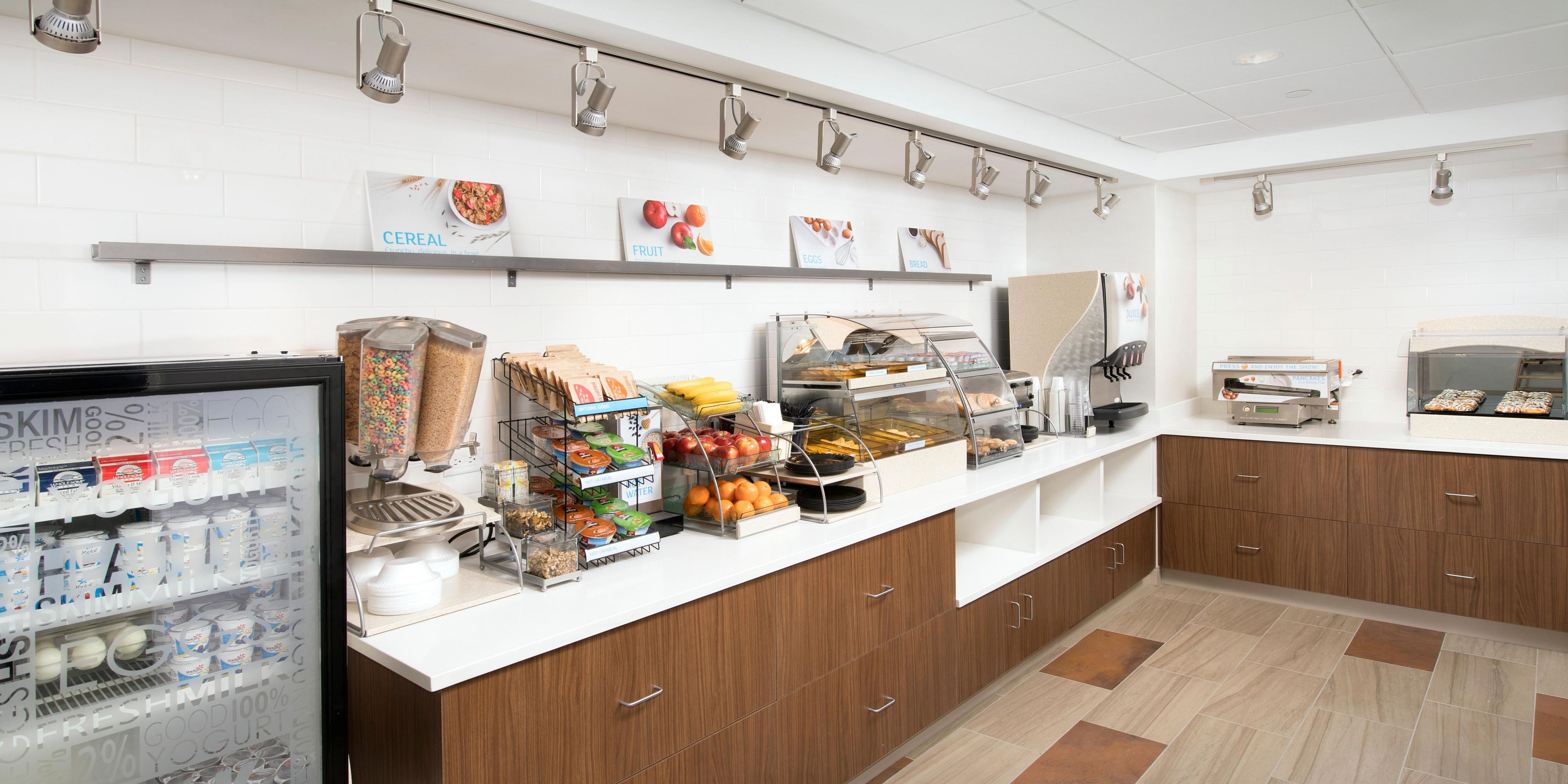 Breakfast hours are Monday - Friday from 6:30 AM - 9:30 AM.  On Saturday's and Sunday's breakfast is served from 7:00 AM - 10:00 AM.