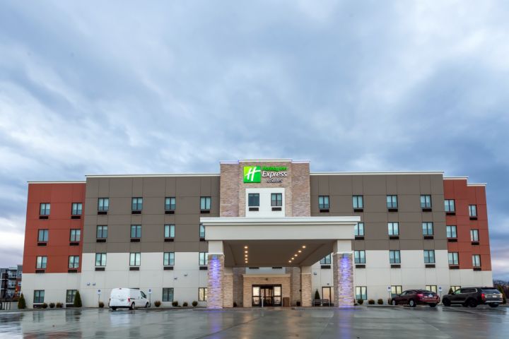 Holiday Inn Express & Suites Columbus - Worth