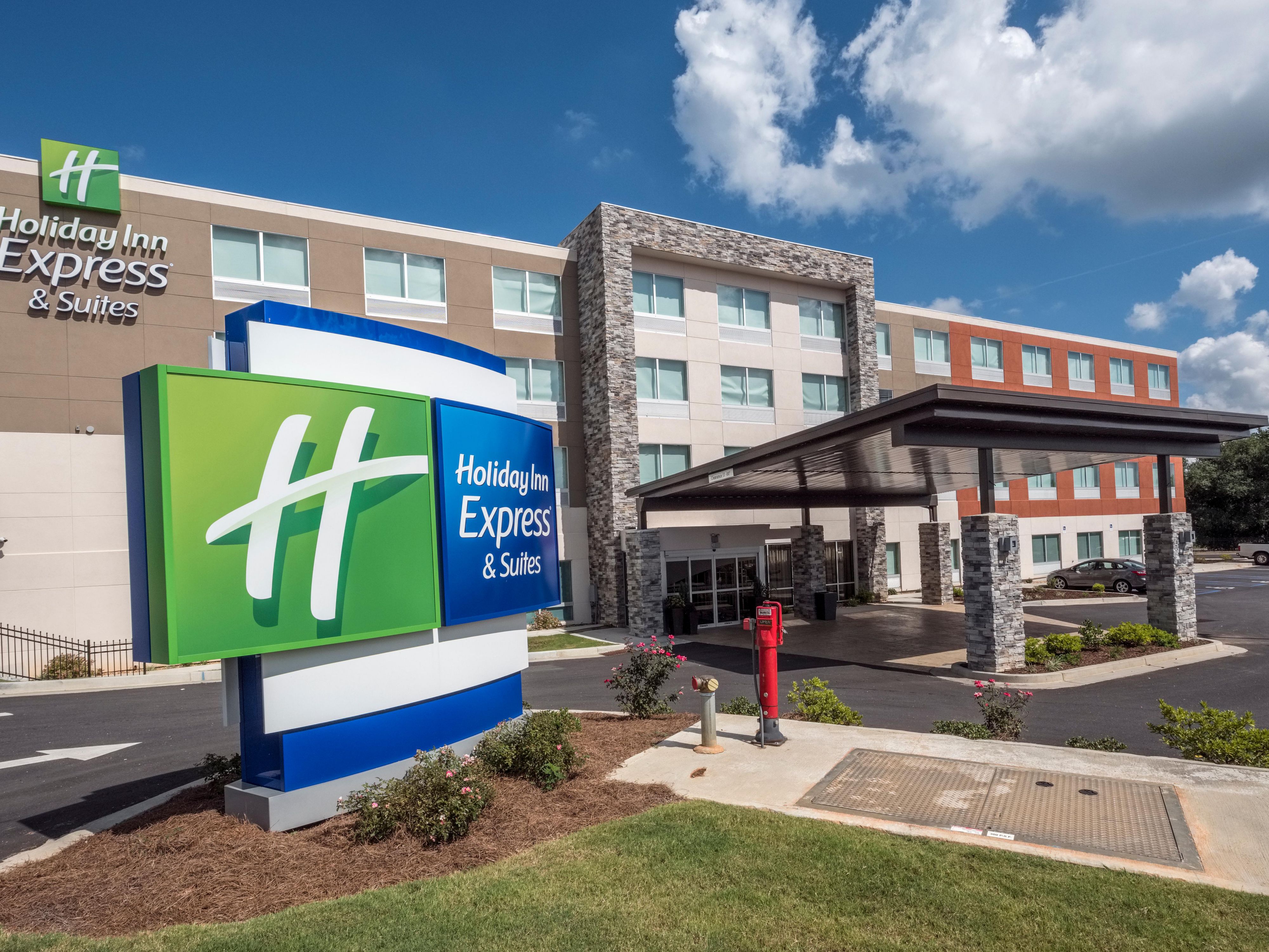 Enjoy our great location at the Holiday Inn Express & Suites Commerce! We're nestled in the North Georgia Mountains, just minutes from I-85, Hwy 441, and downtown. Business travelers benefit from our proximity to Southeast Toyota, Roper Pump, and the Aldi Distribution Center.