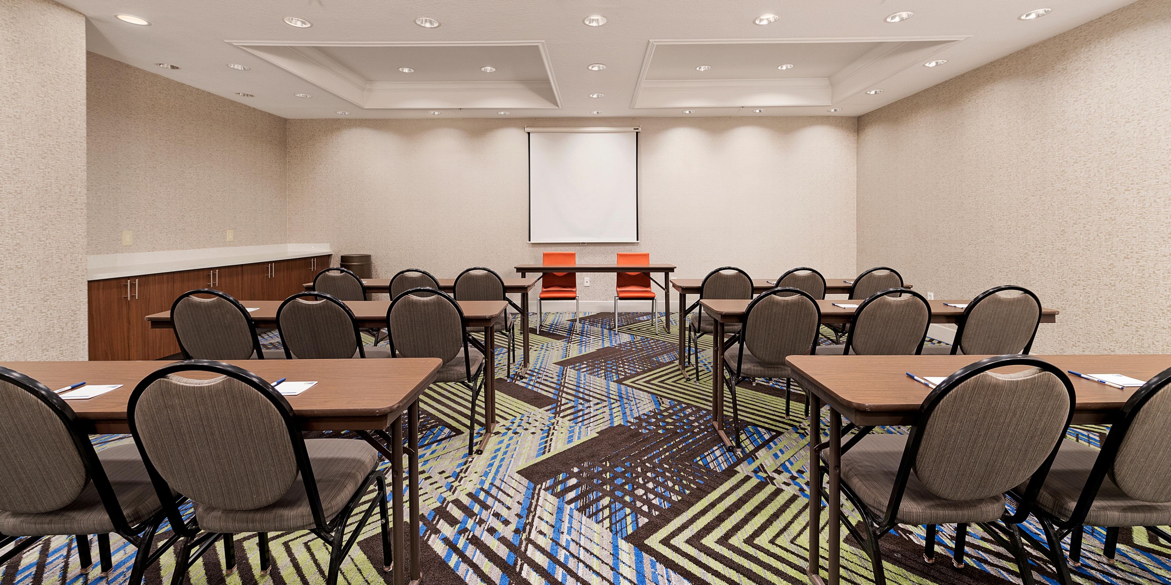 Enjoy our new and creative full services food and beverage menu selections from our talented chef. Our meeting space offers flexibility and convenience for attendees and planners. 