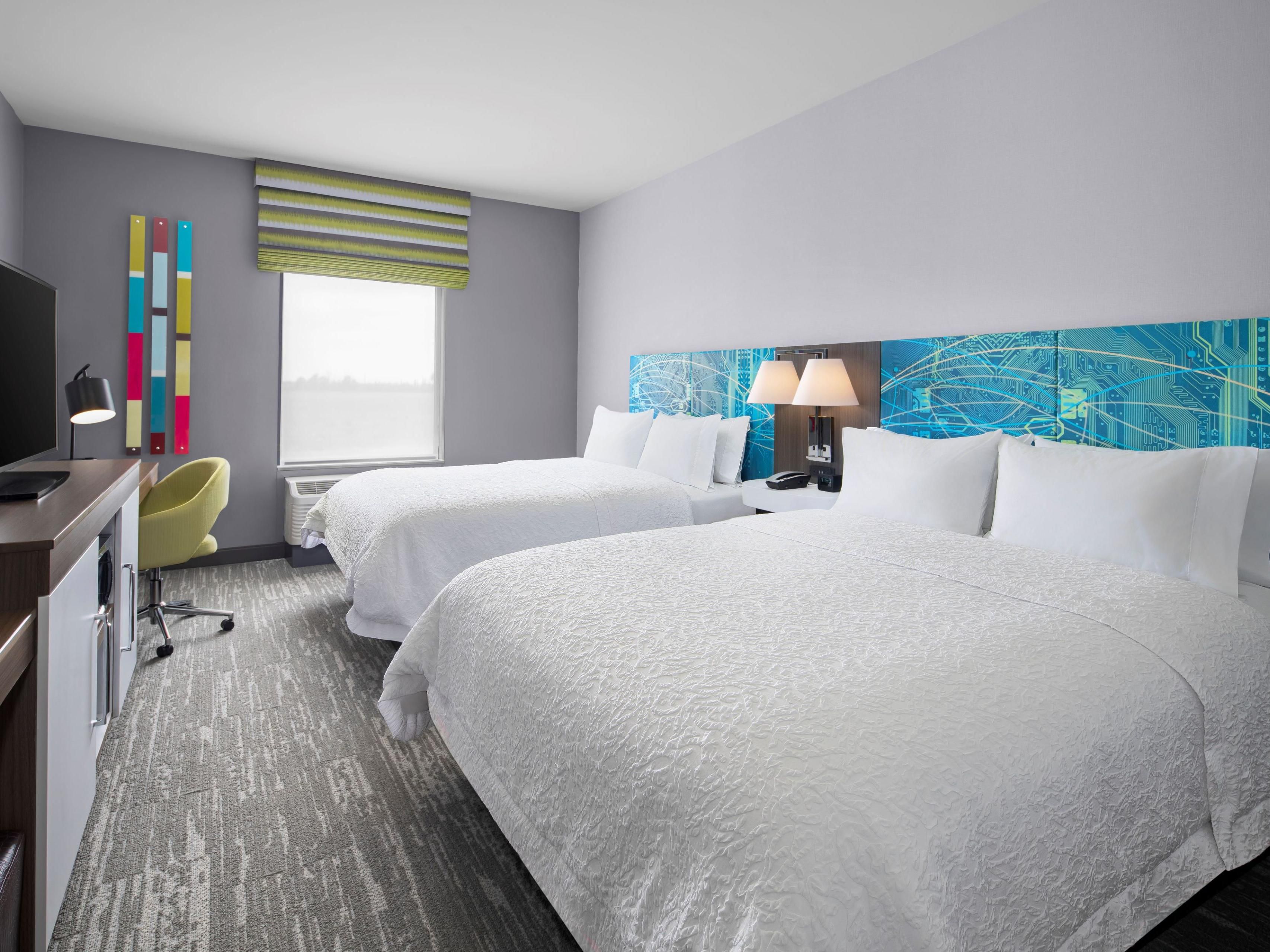 Todas nuestras habitaciones han sido recientemente renovadas y cuentan con 1 camas King o 2 camas Queen. Ven y experimenta las habitaciones más nuevas en Costa Mesa hoy. 