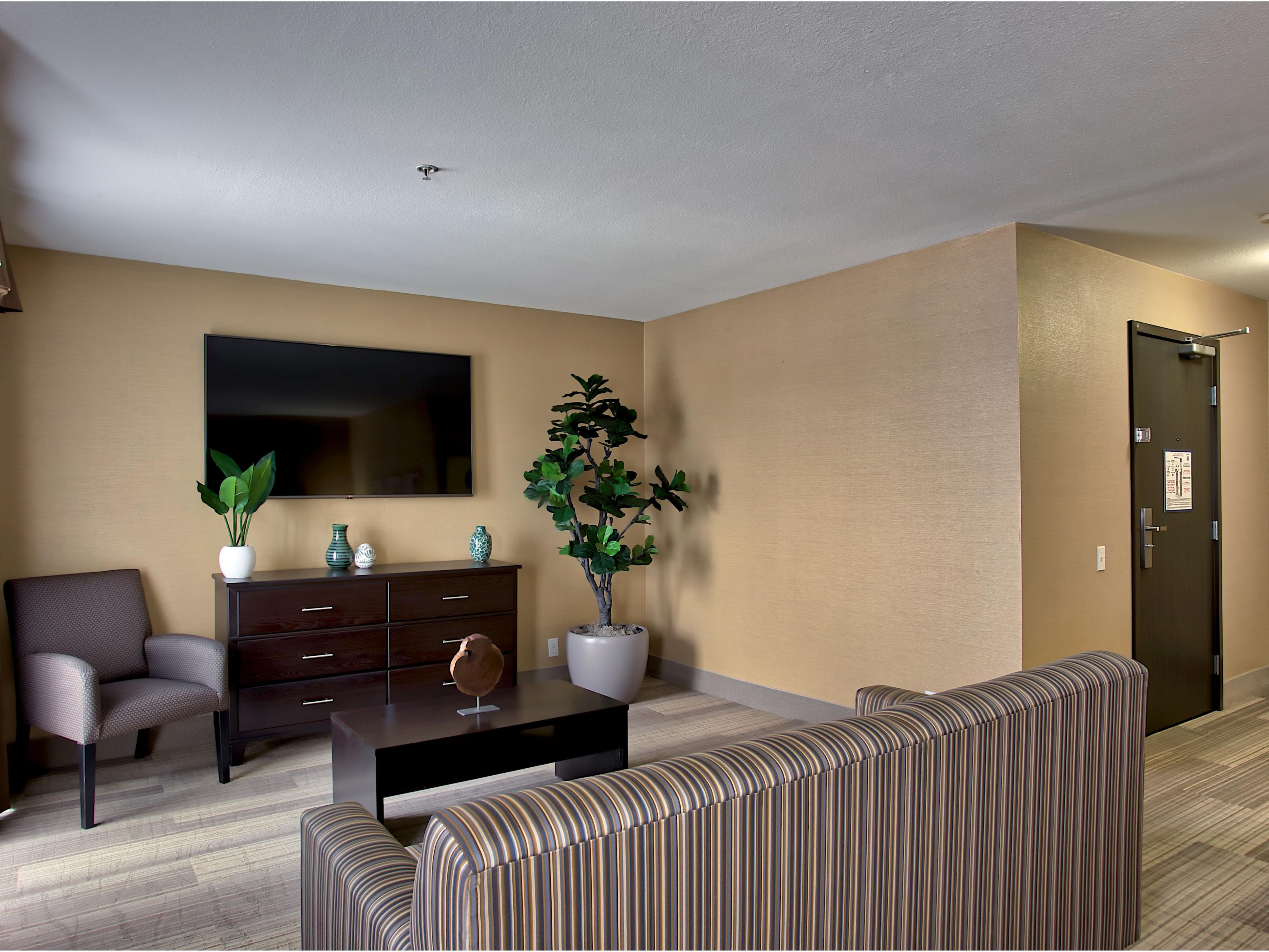 Holiday Inn Express Suites Costa Mesa Guest Room Suite Options   Holiday Inn Express And Suites Costa Mesa 5646885400 4x3