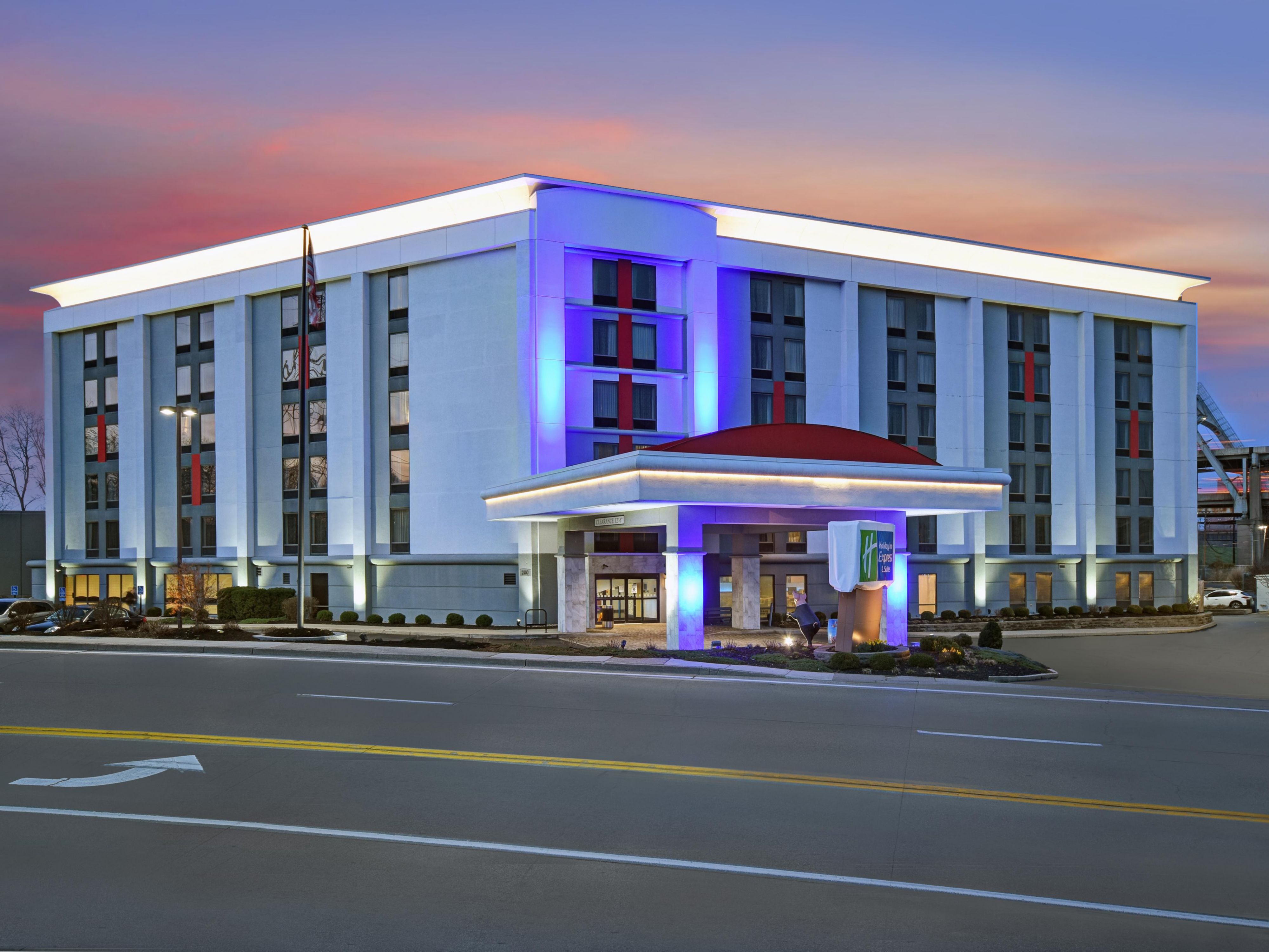 Holiday Inn Express And Suites Cincinnati Riverfront Hotel By Ihg