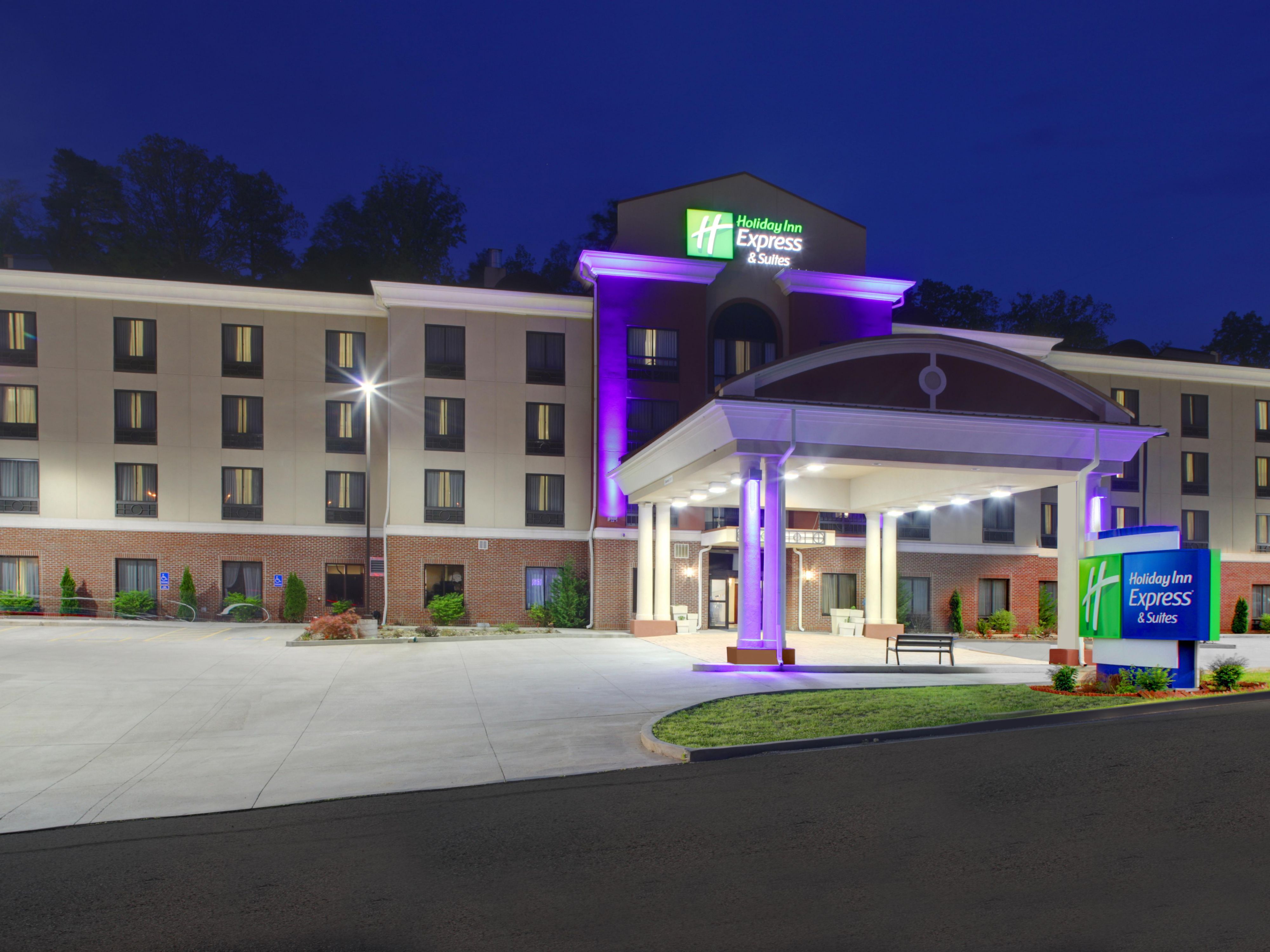 نتطلع إلى استضافة إقامتك في فندق Holiday Inn Express and Suites الحائز على الجوائز والذي يقع بالقرب من مجمع Shawnee الرياضي وكازينو ومنتجع Mardi Gras. 