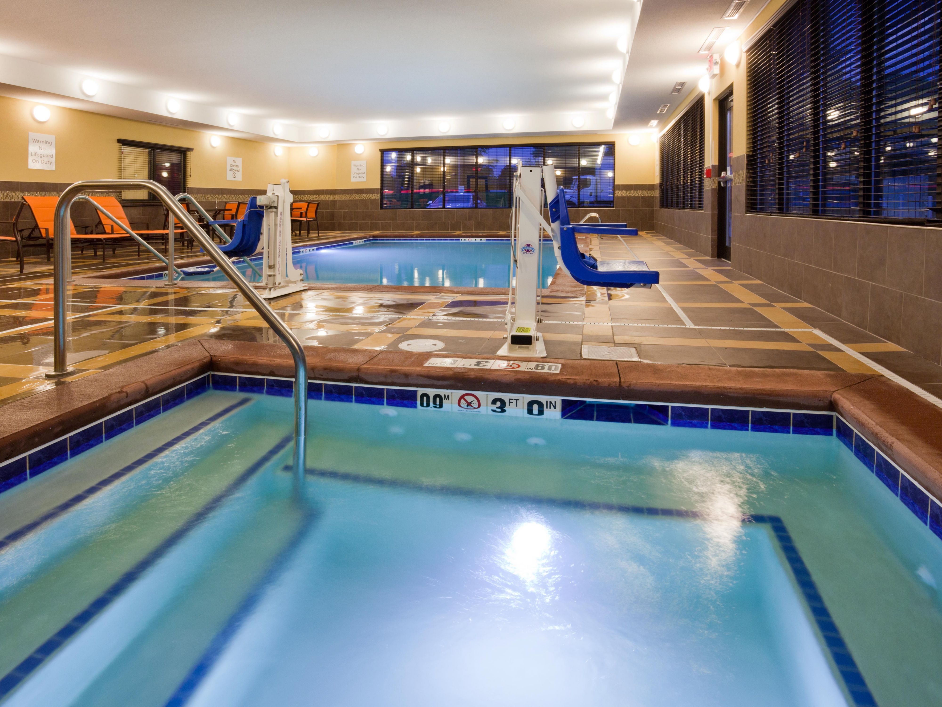 Whirlpool Located in Swimming Pool Area - Davenport IA Hotel