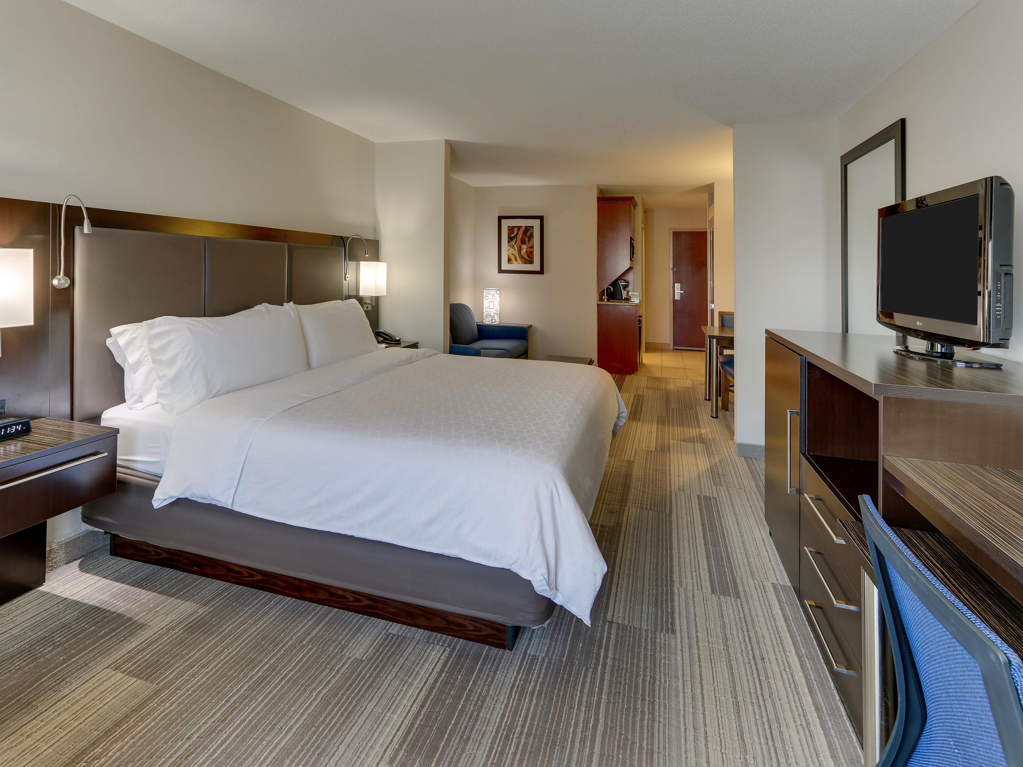 Holiday Inn Express & Suites Dayton-Centerville Guest Room & Suite Options