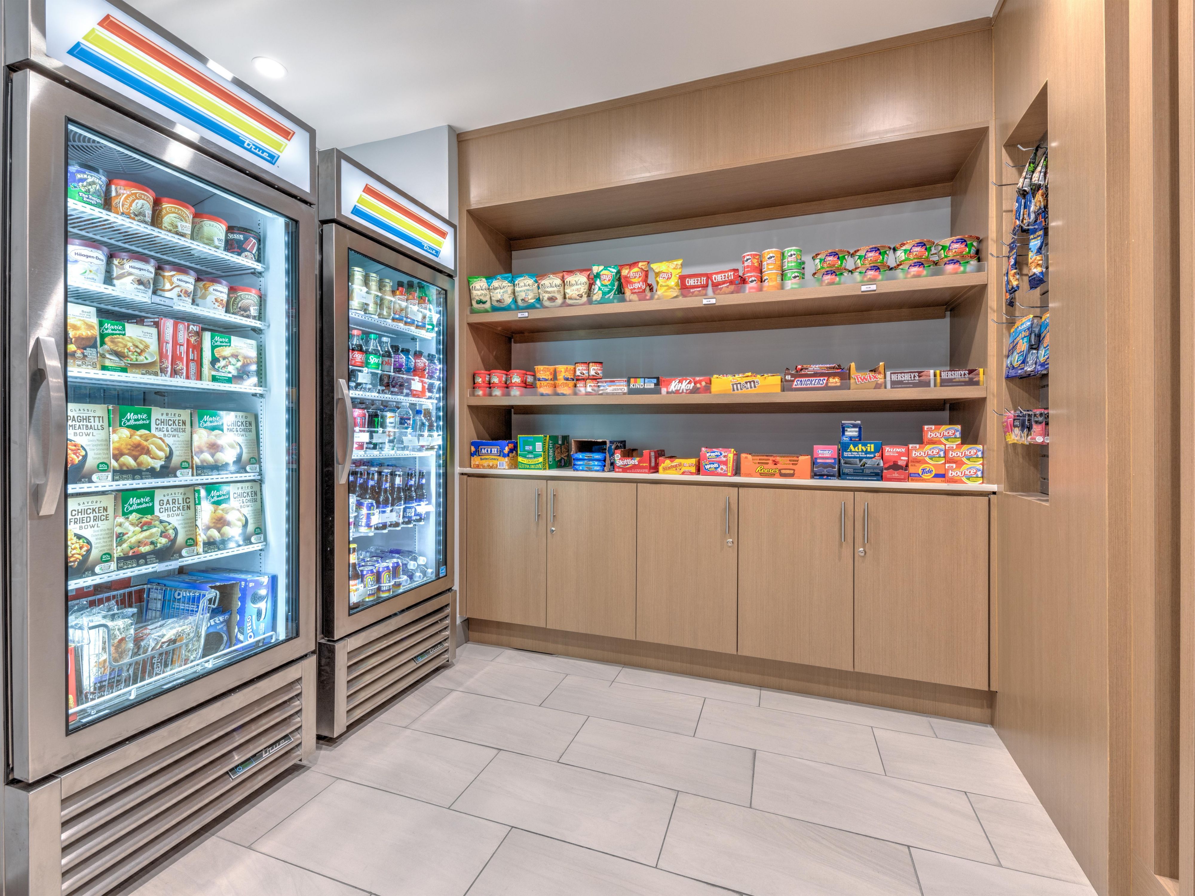 Ya sea que tenga antojo de algo salado o dulce, puede encontrarlo en nuestra tienda de refrigerios, que ofrece una variedad de golosinas, bebidas y comidas rápidas listo para llevar.