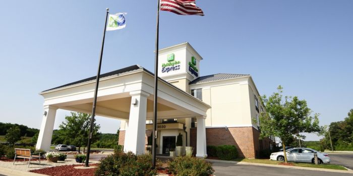 Holiday Inn Express & Suites Delafield