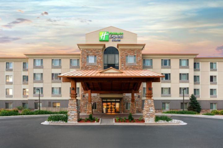 Holiday Inn Express & Suites Denver Airport