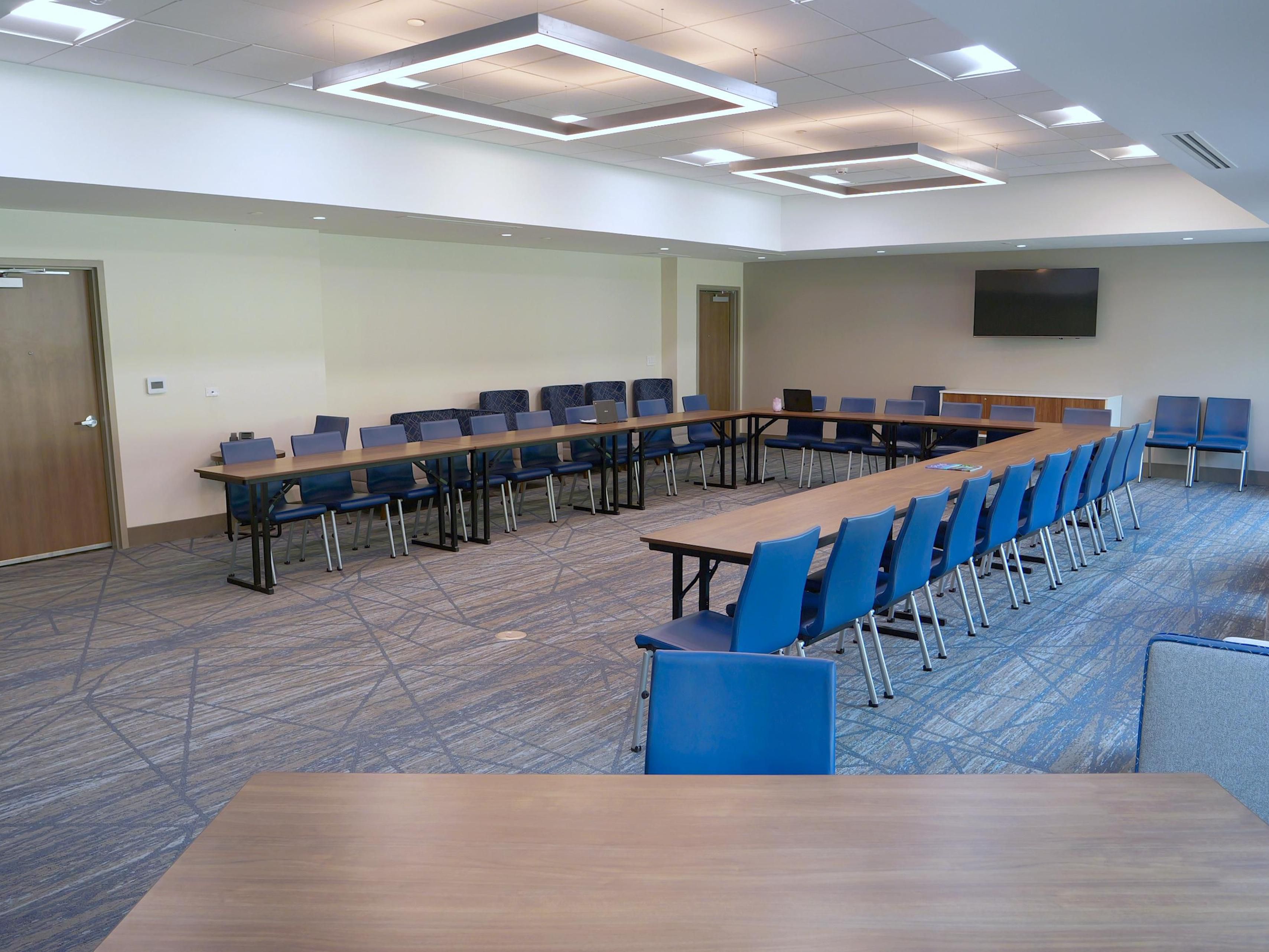 Plan your next event with ease at our hotel in Diamond Village. With high-speed Wi-Fi, modern audiovisual support, and flexible room setups, our spaces are ideal for small to mid-sized meetings, workshops, and group gatherings. Whether you're hosting clients or collaborating with your team, we’ll help you stay productive and connected. 