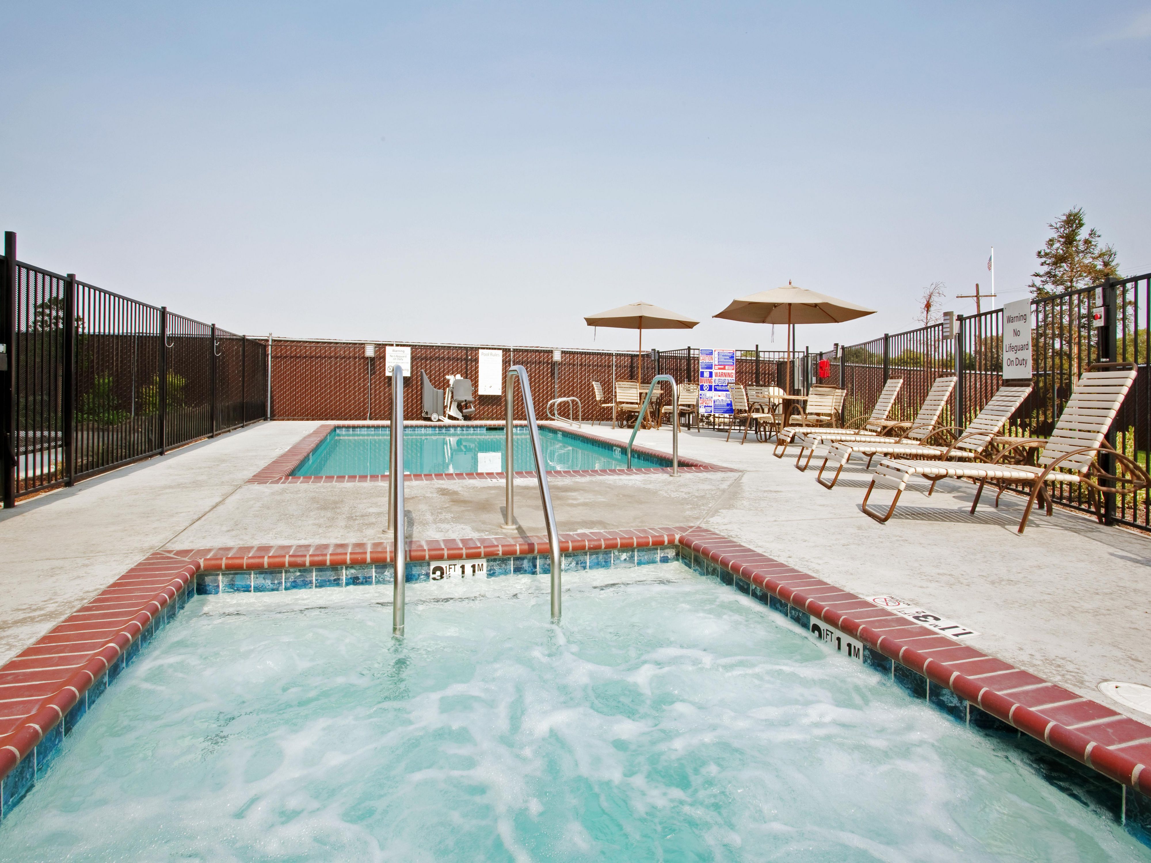 Dinuba Hotel | Holiday Inn Express & Suites Dinuba West