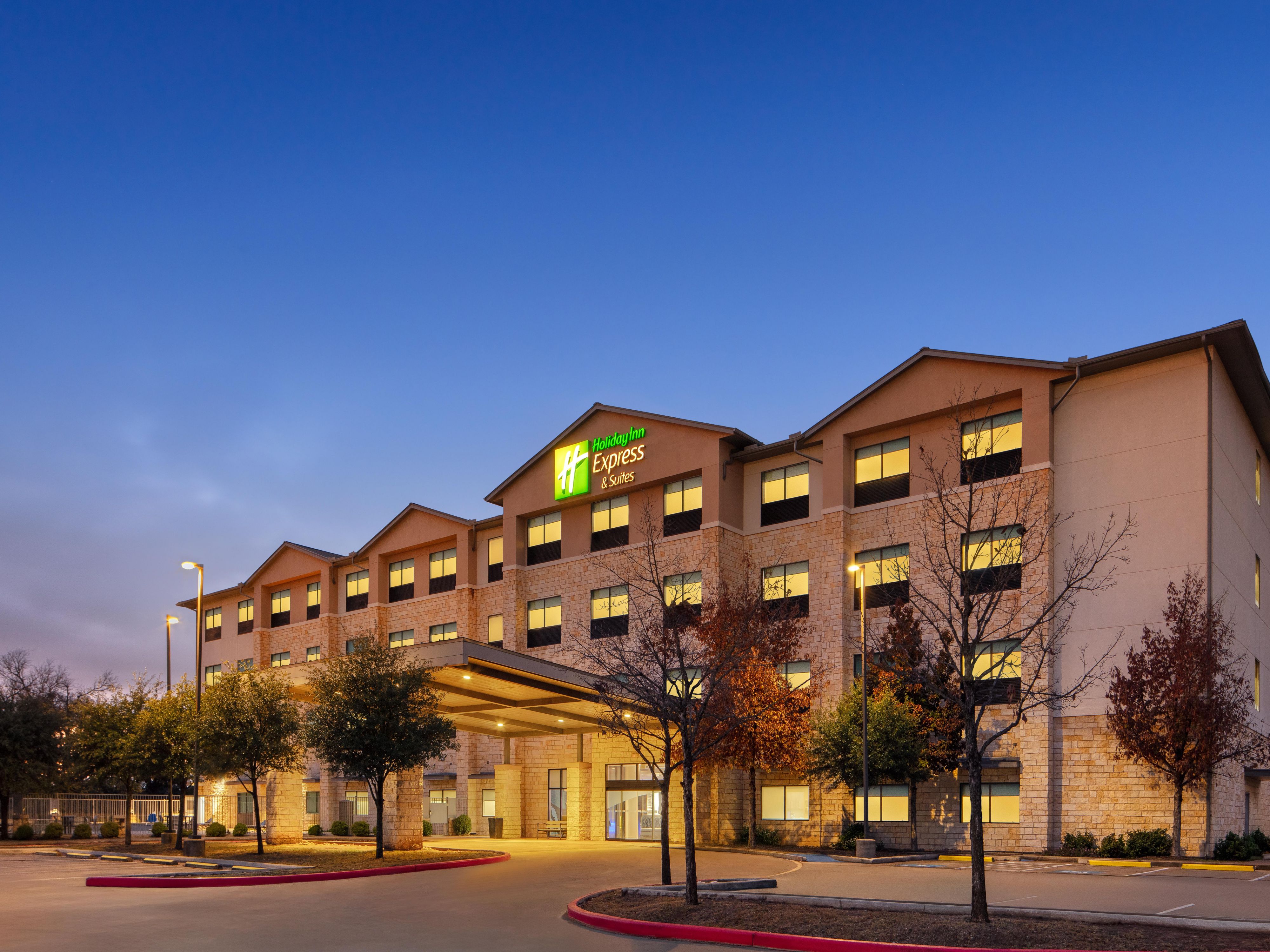 Hotelfassade in der Abenddämmerung