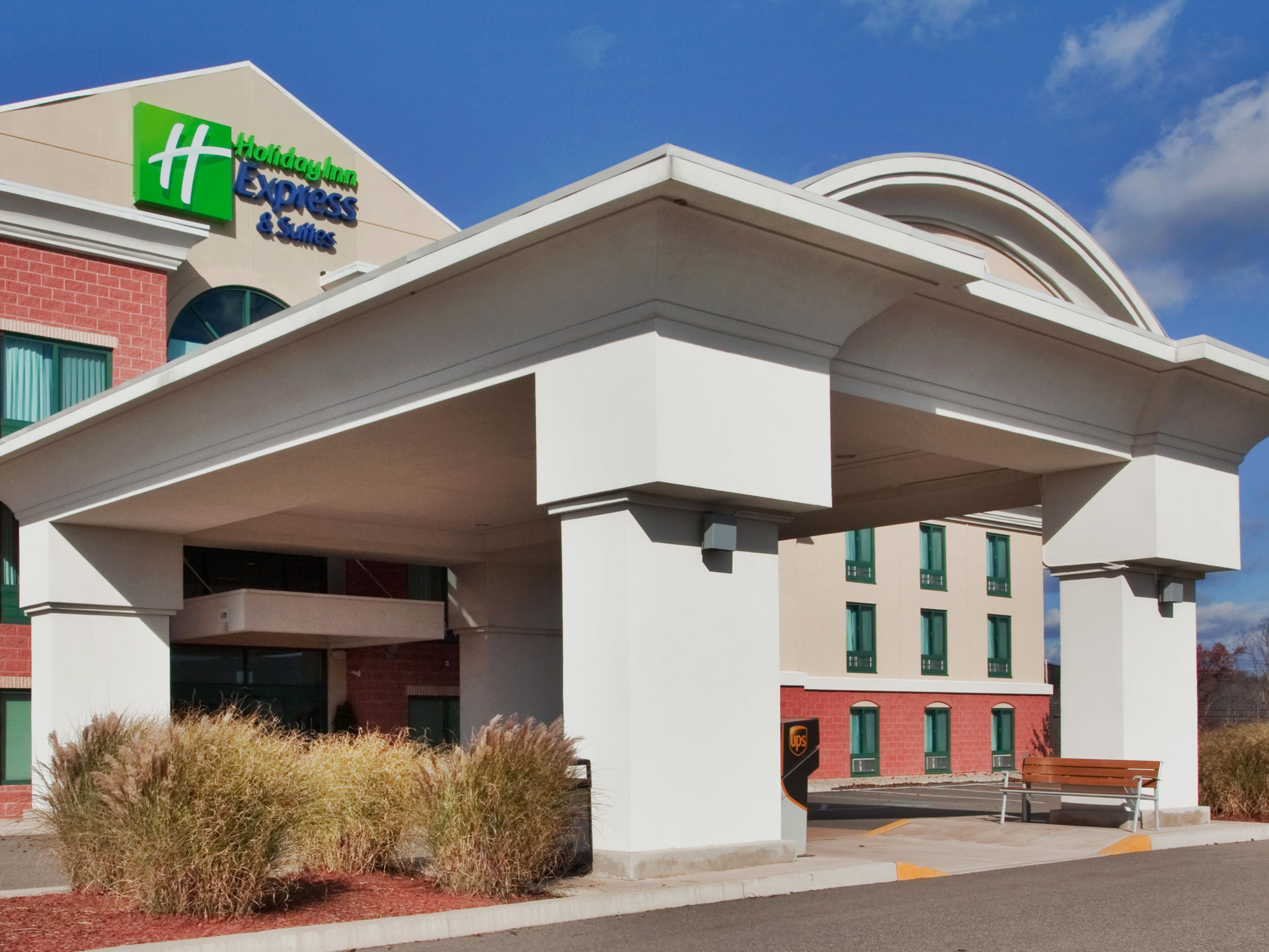 Park yeri bulma derdinden kurtulun. İstediğiniz gibi gelip gitmenizi sağlayan ücretsiz yerinde otopark sunuyoruz. İster iş için ekipmanla seyahat edin, ister bir aile tatilinin keyfini çıkarın, aracınızın Oda sadece birkaç adım ötede olması rahatlık ve gönül rahatlığı sağlar.