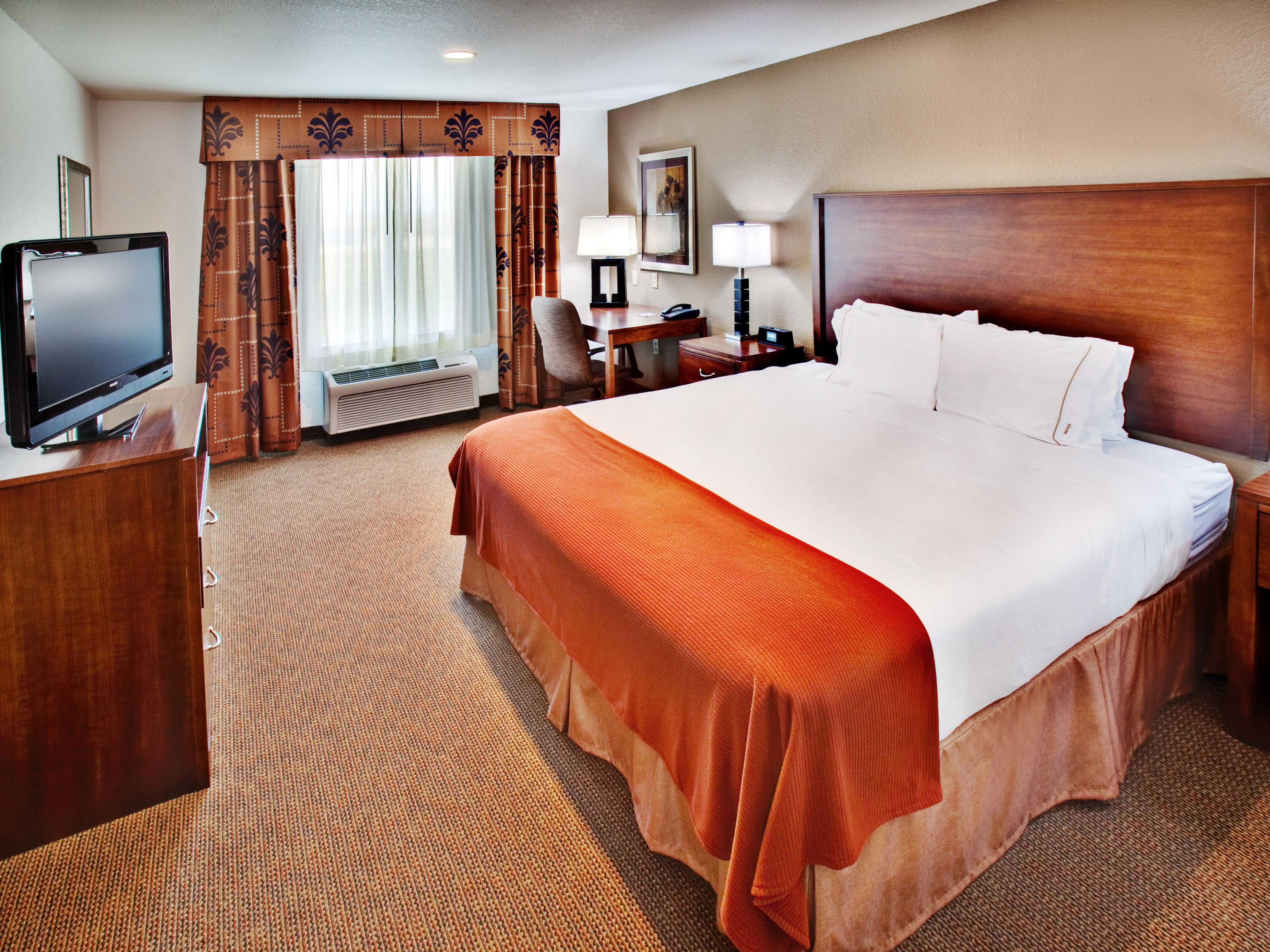 Holiday Inn Express  Dubuque, IA King Bed Guest Room