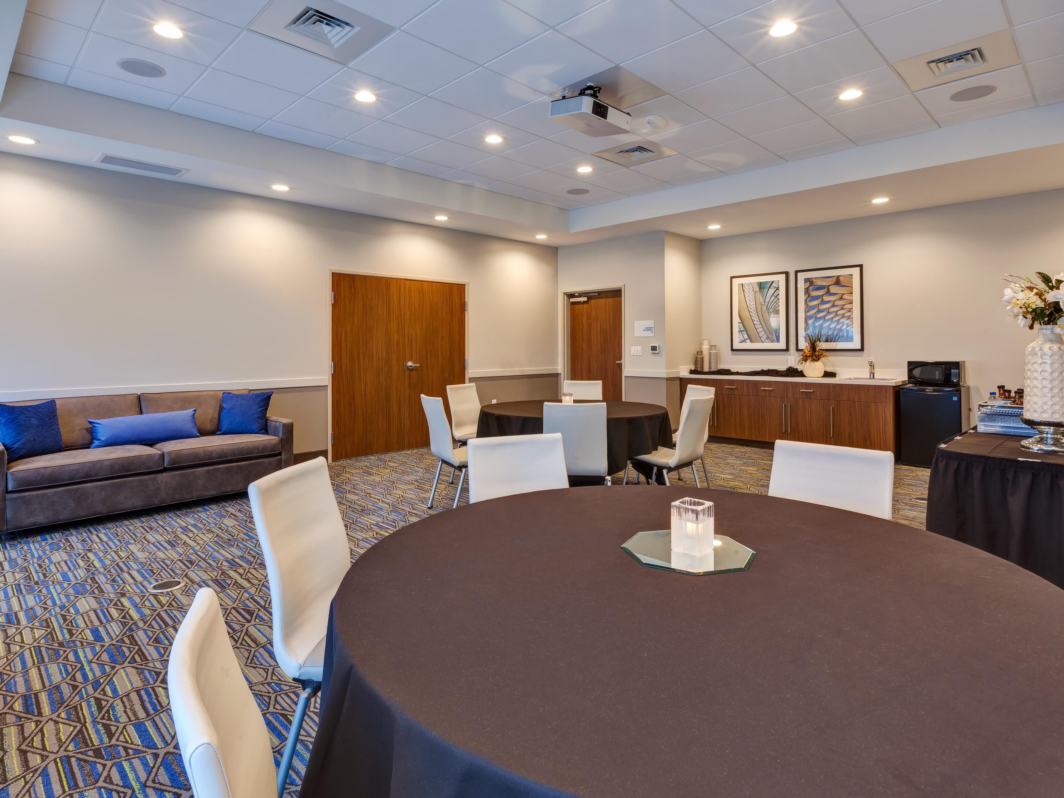 จัดการประชุมและกิจกรรมสำหรับแขกสูงสุด 35 คนในห้อง River Room ที่ปรับเปลี่ยนได้ของเรา หรือทำให้กิจกรรมของคุณเป็นส่วนตัวยิ่งขึ้นในห้องประชุมที่ทันสมัยของเรา เปิดสำหรับการฝึกอบรม การประชุม และการพักผ่อน! โทร 715-839-7854 หรือคลิก "เรียนรู้เพิ่มเติม" เพื่อสอบถาม
