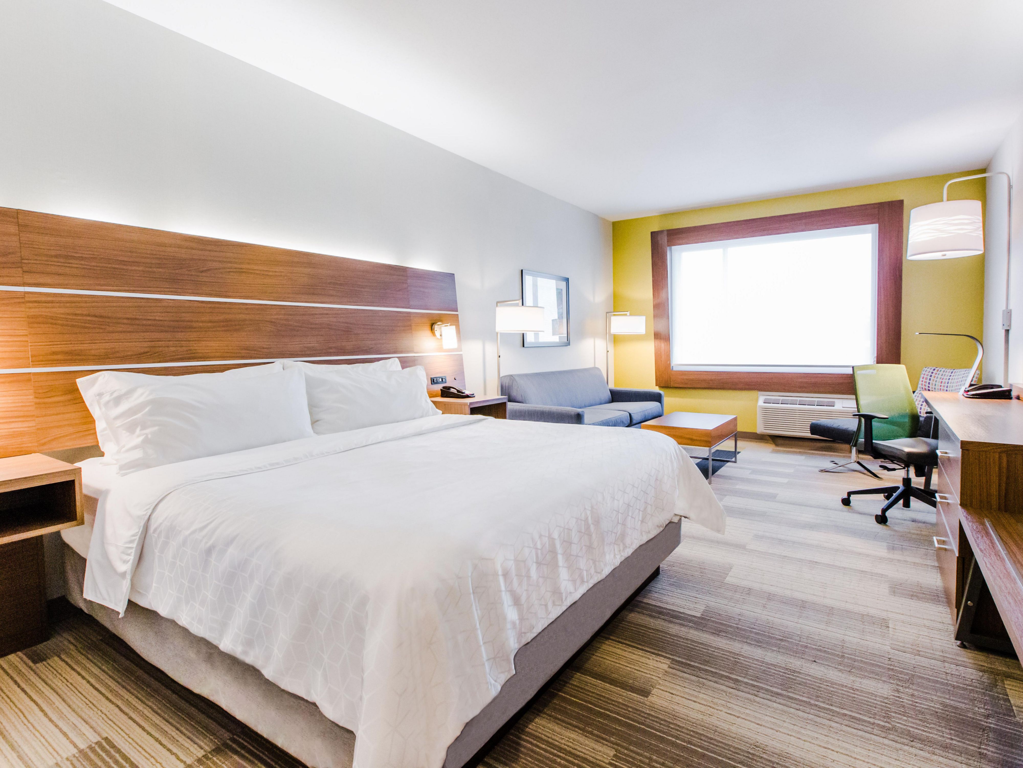 Rest in Holiday Inn Express West Edmonton - Mall Area King bed