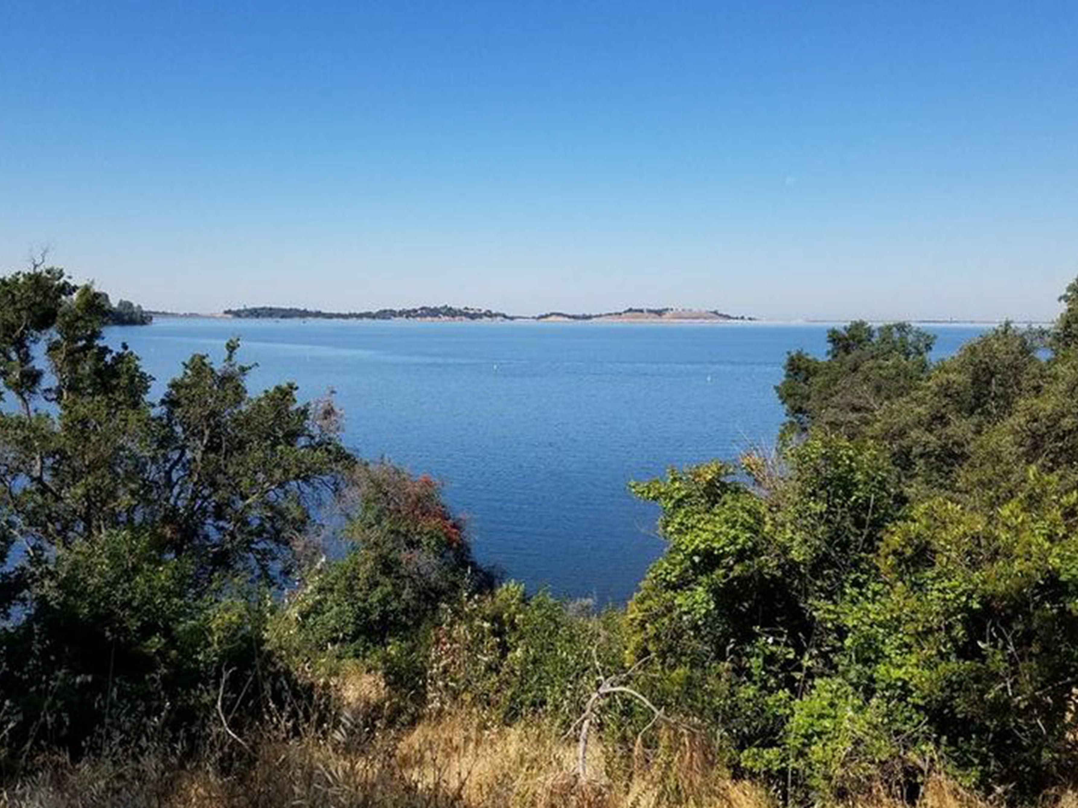 Located at the base of the Sierra foothills, the lake and recreation area offers opportunities for hiking, biking, running, camping, picnicking, horseback riding, water-skiing and boating. Fishing offers trout, catfish, big and small mouth bass or perch.